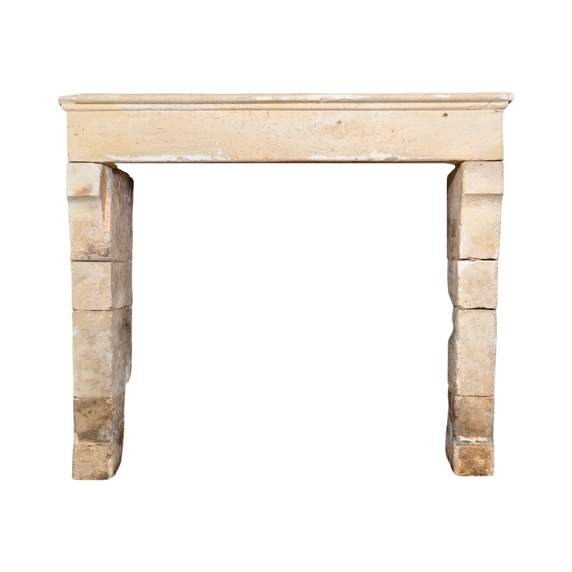 Provenant d'une ancienne ferme, cette pièce présente un vieillissement naturel et une usure de caractère, mettant en valeur sa patine authentique et son charme usé par le temps.