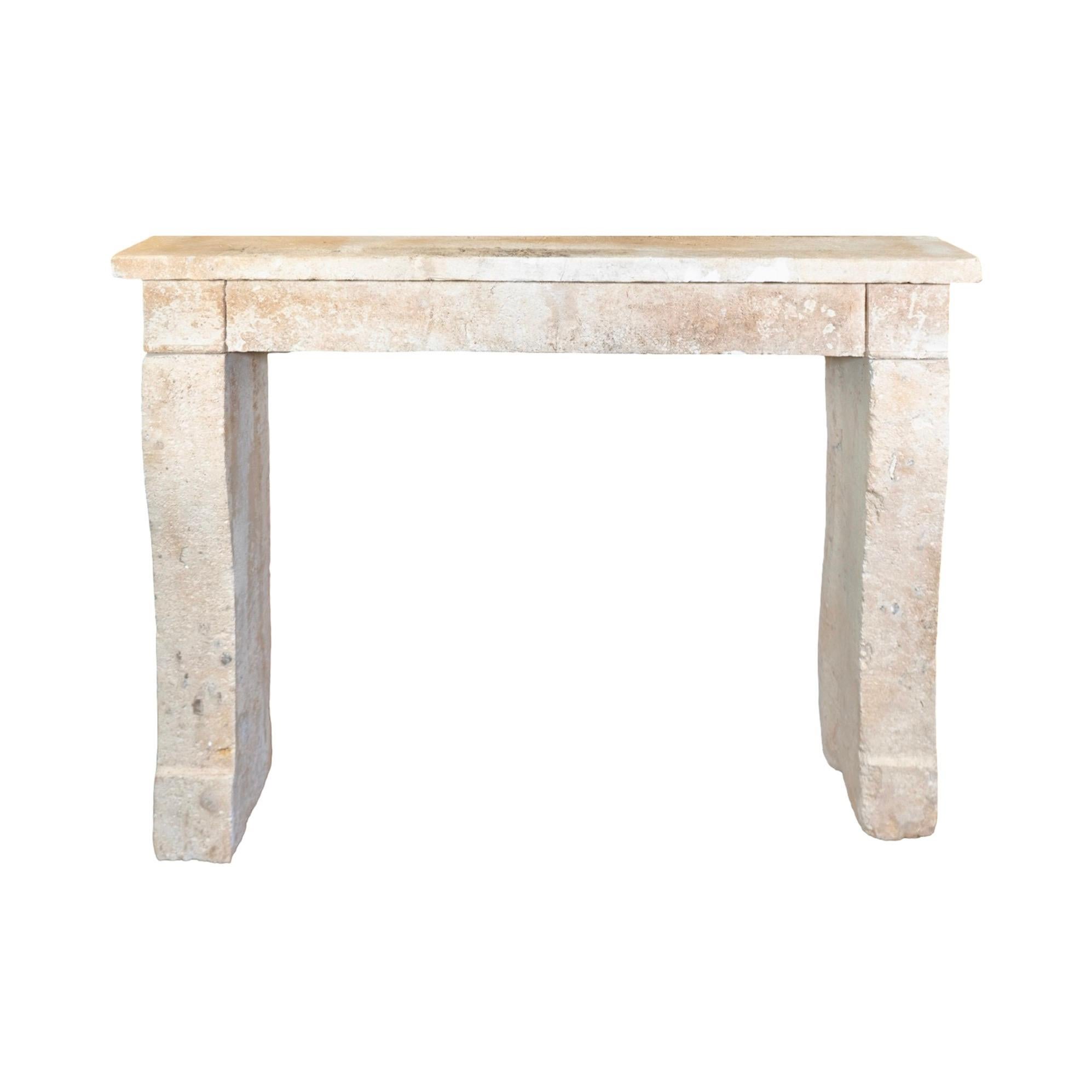 Antique French Calestone Farmhouse Mantel en Bueno estado para la venta en Dallas, TX