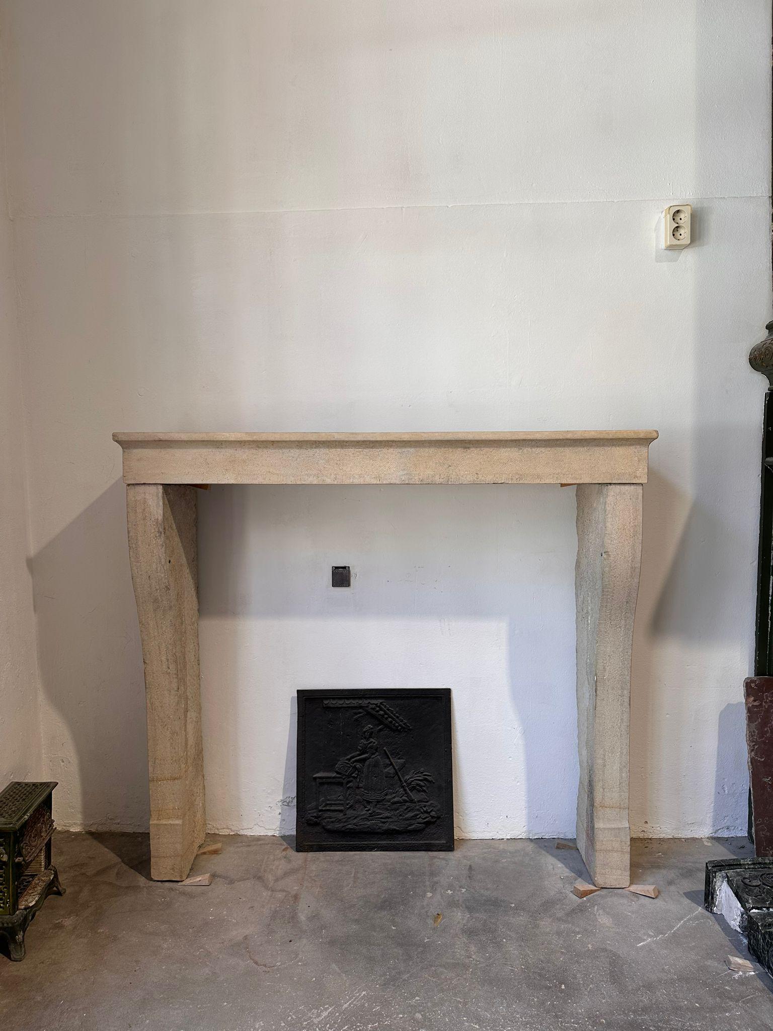 Solido ed elegante camino antico francese in pietra calcarea di Borgogna,
XIX secolo.

Misure dell'apertura: 40,9 x 42,5 pollici. (104 x 108 cm) altezza x larghezza.