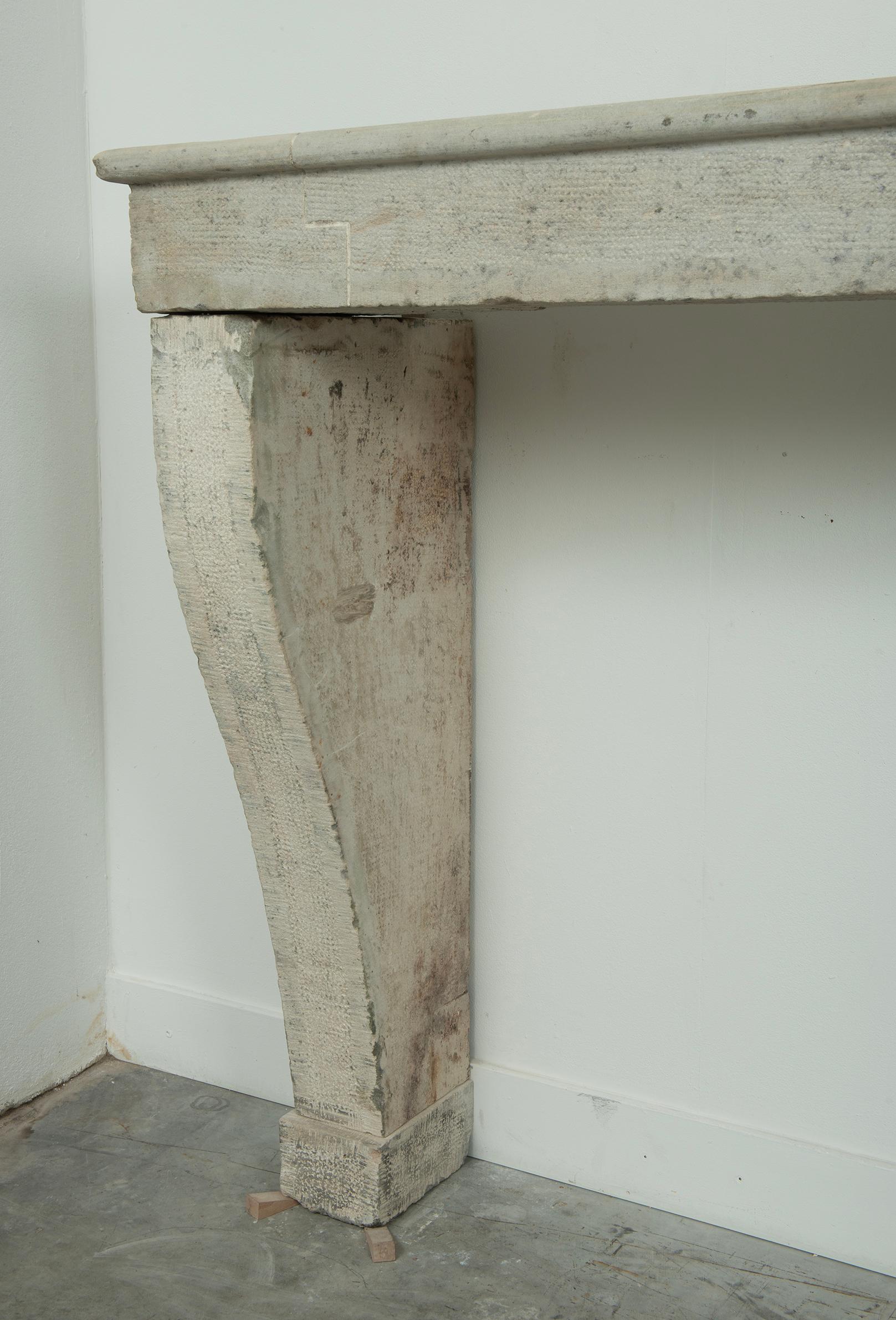 Repisa de chimenea de piedra caliza Antique French en venta 6