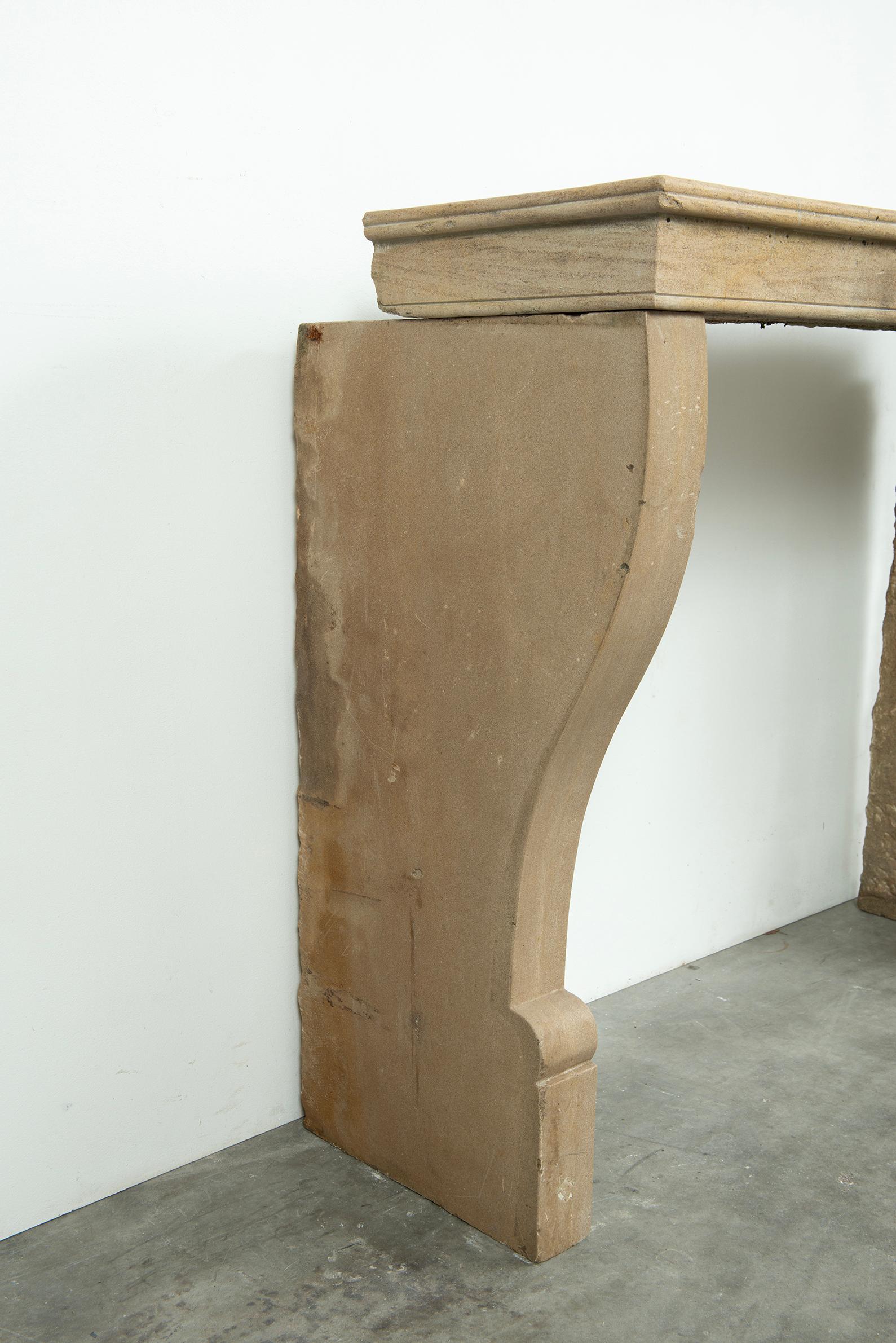 Repisa de chimenea de piedra caliza Antique French en venta 7
