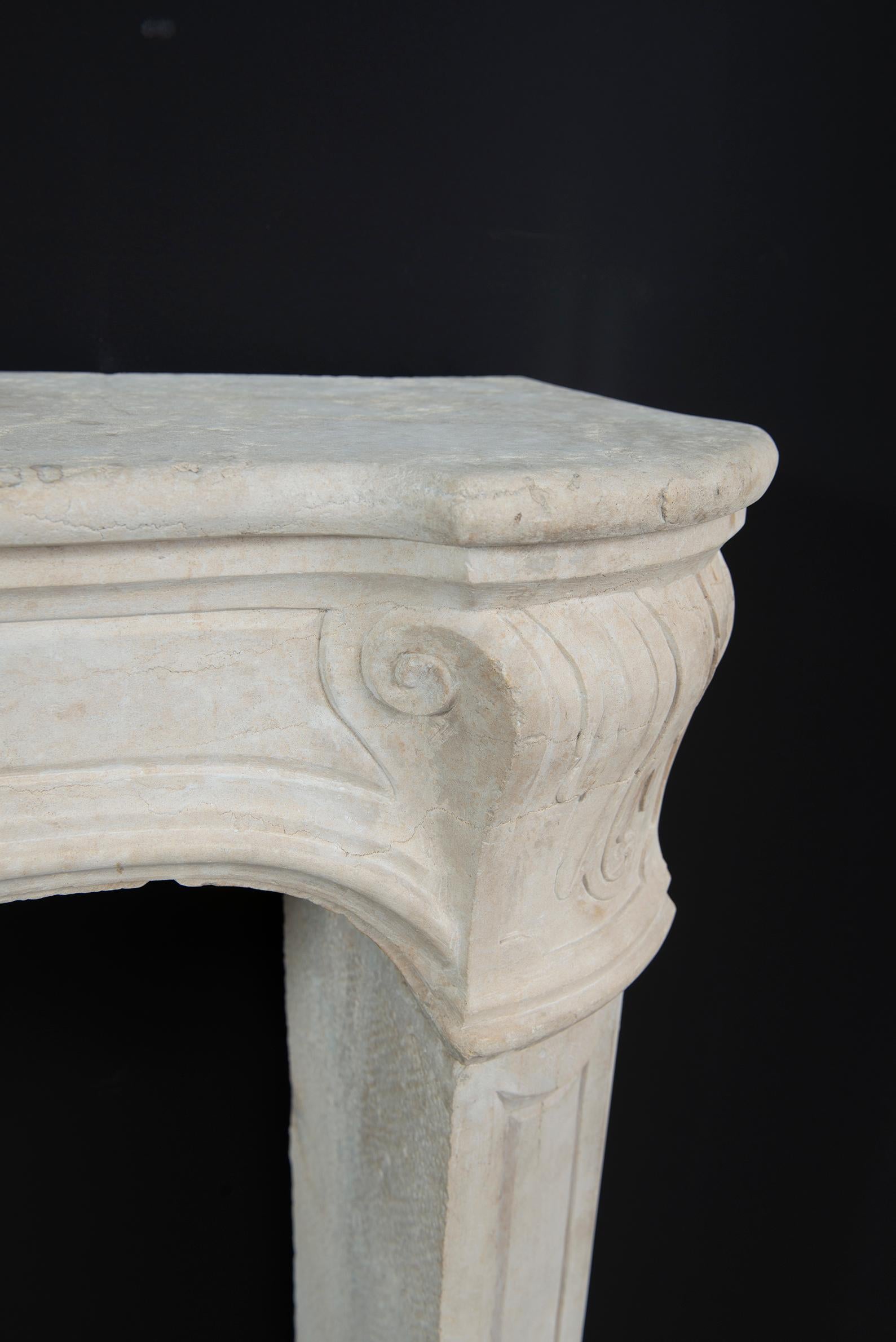 Repisa de chimenea de piedra caliza Antique French en venta 8