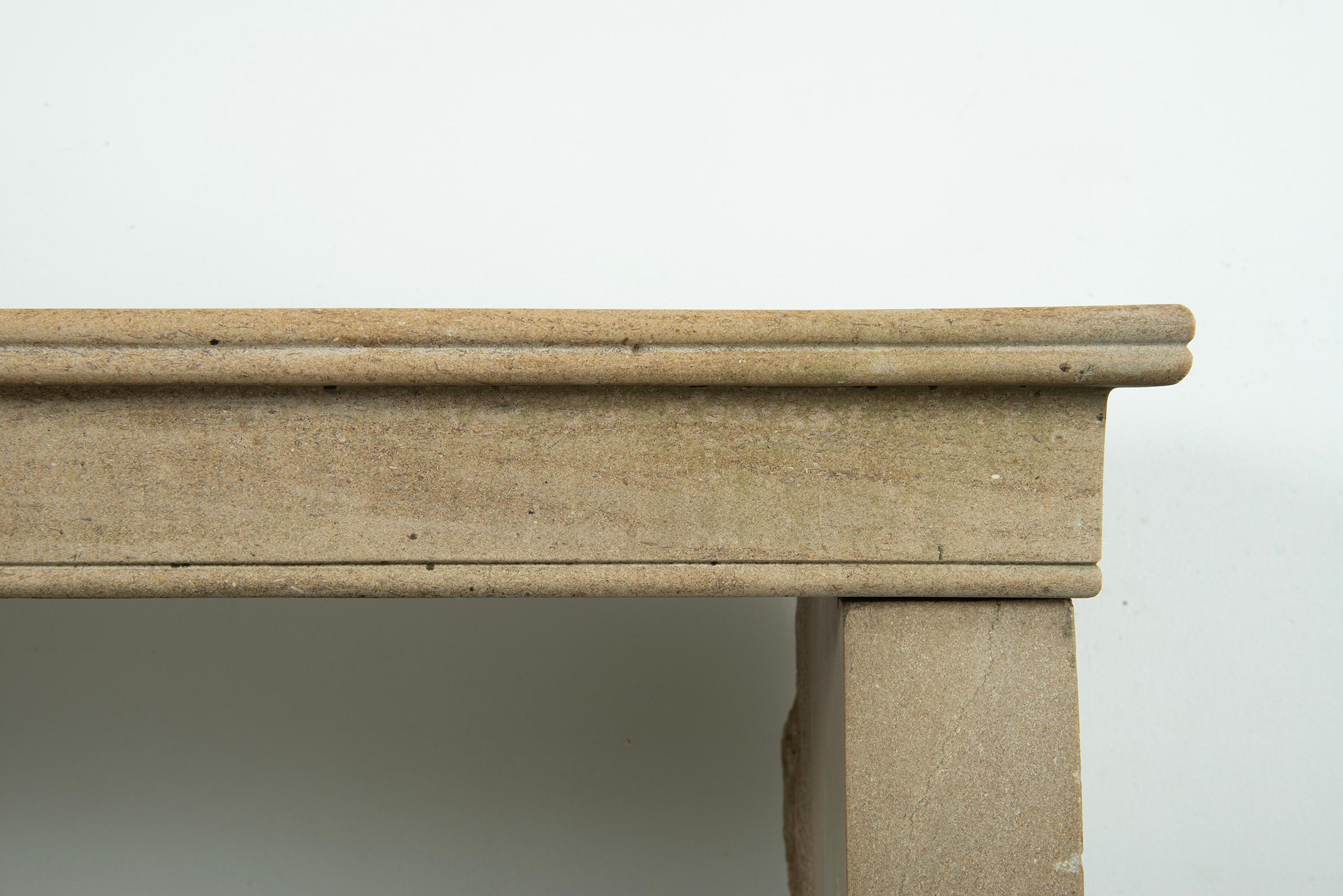 Repisa de chimenea de piedra caliza Antique French en venta 11