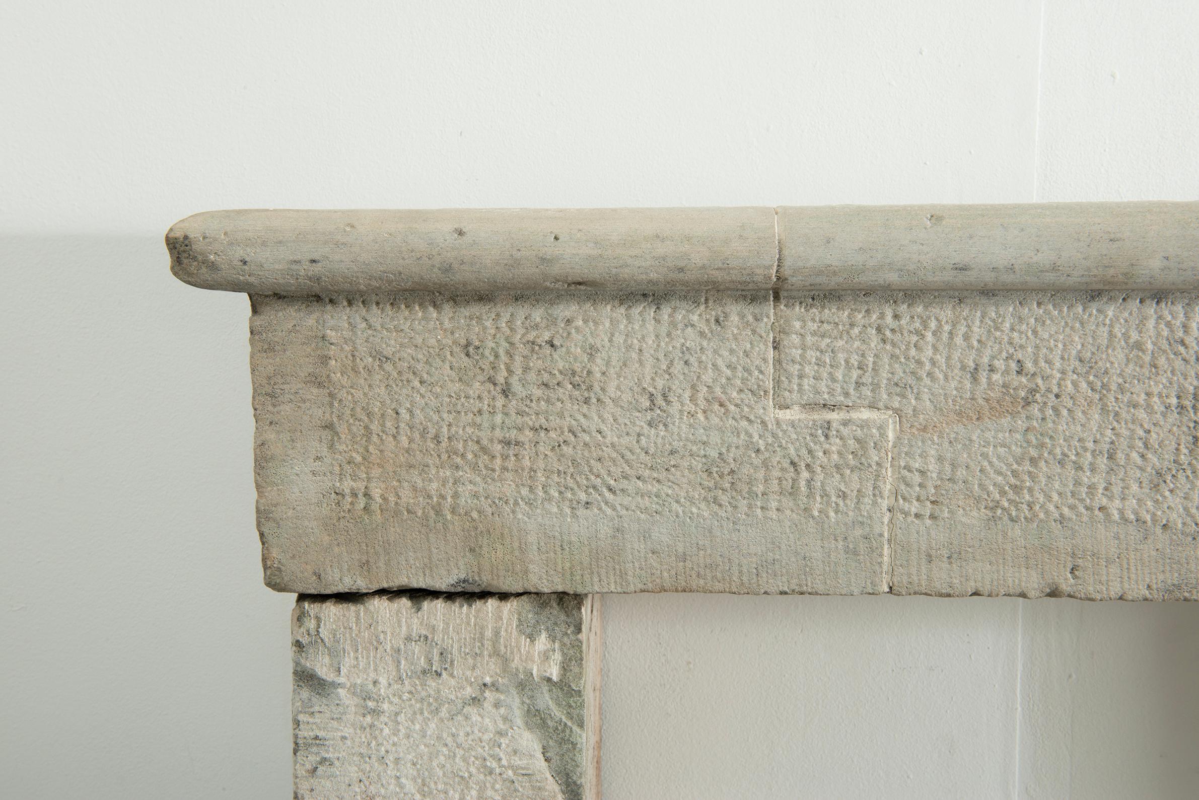 Repisa de chimenea de piedra caliza Antique French en venta 15