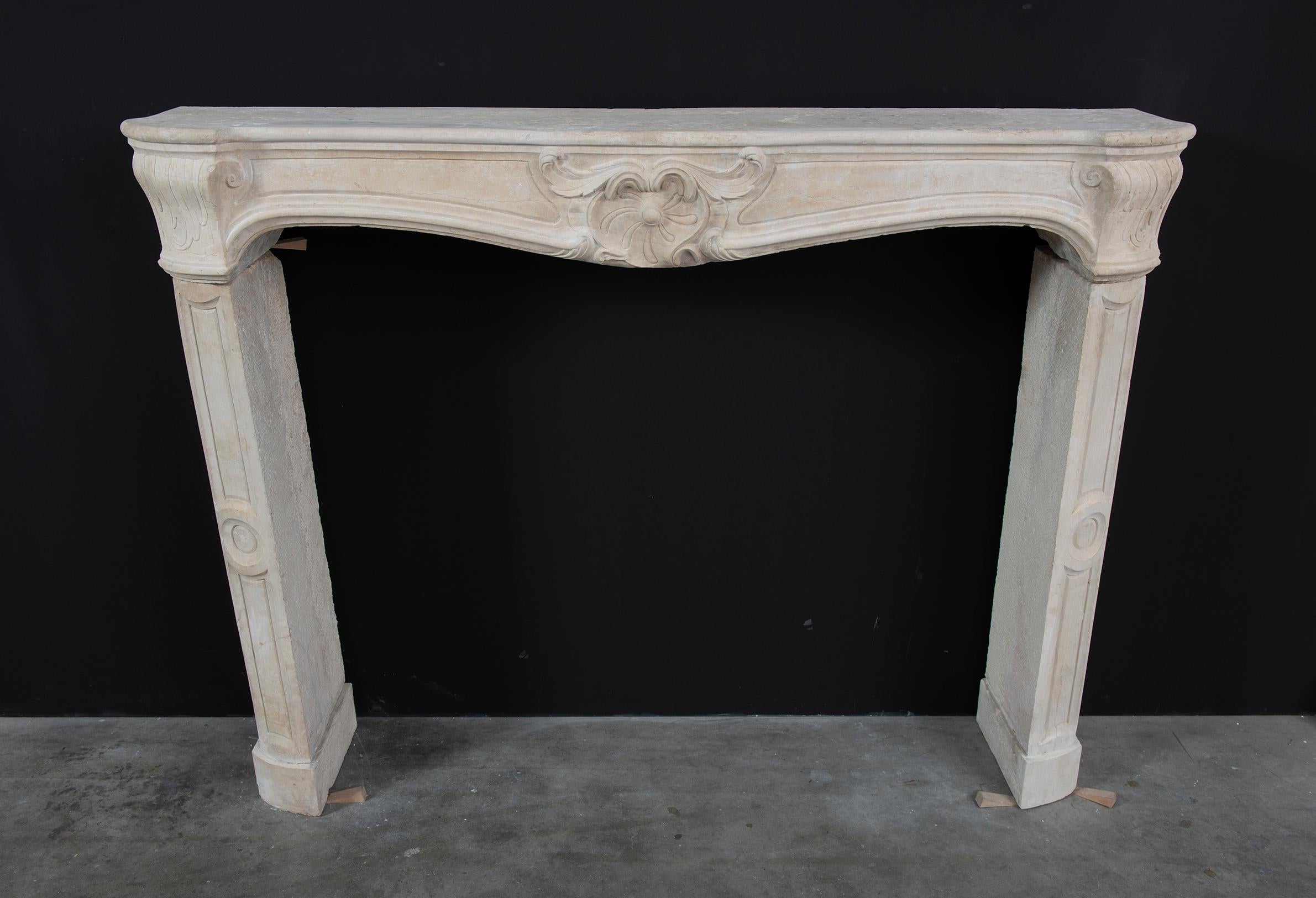 Antique French Limestone Fireplace Mantel In Good Condition For Sale In Haarlem, Noord-Holland