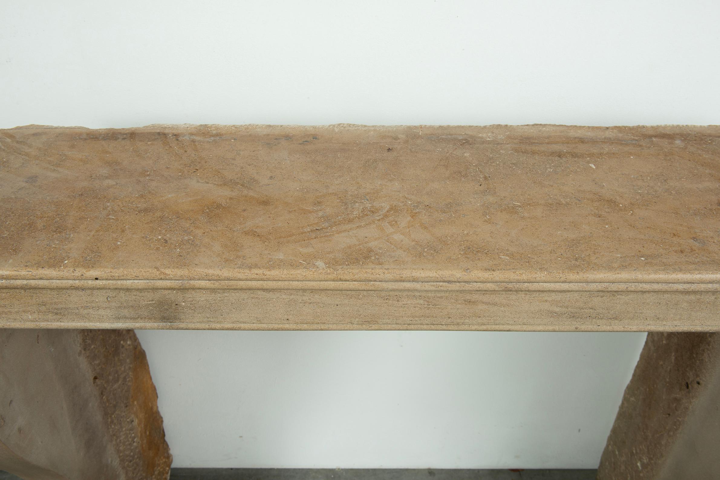 Repisa de chimenea de piedra caliza Antique French siglo XIX en venta