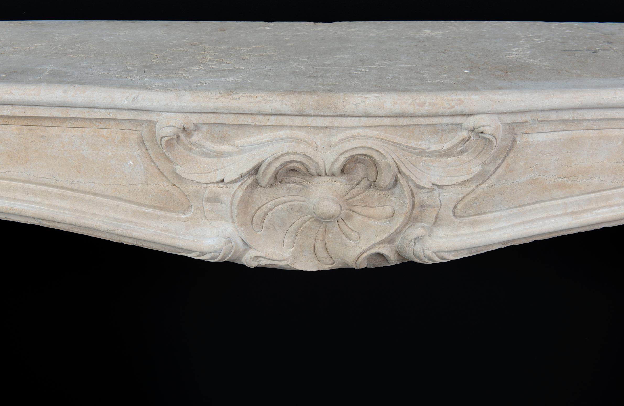 Repisa de chimenea de piedra caliza Antique French siglo XIX en venta