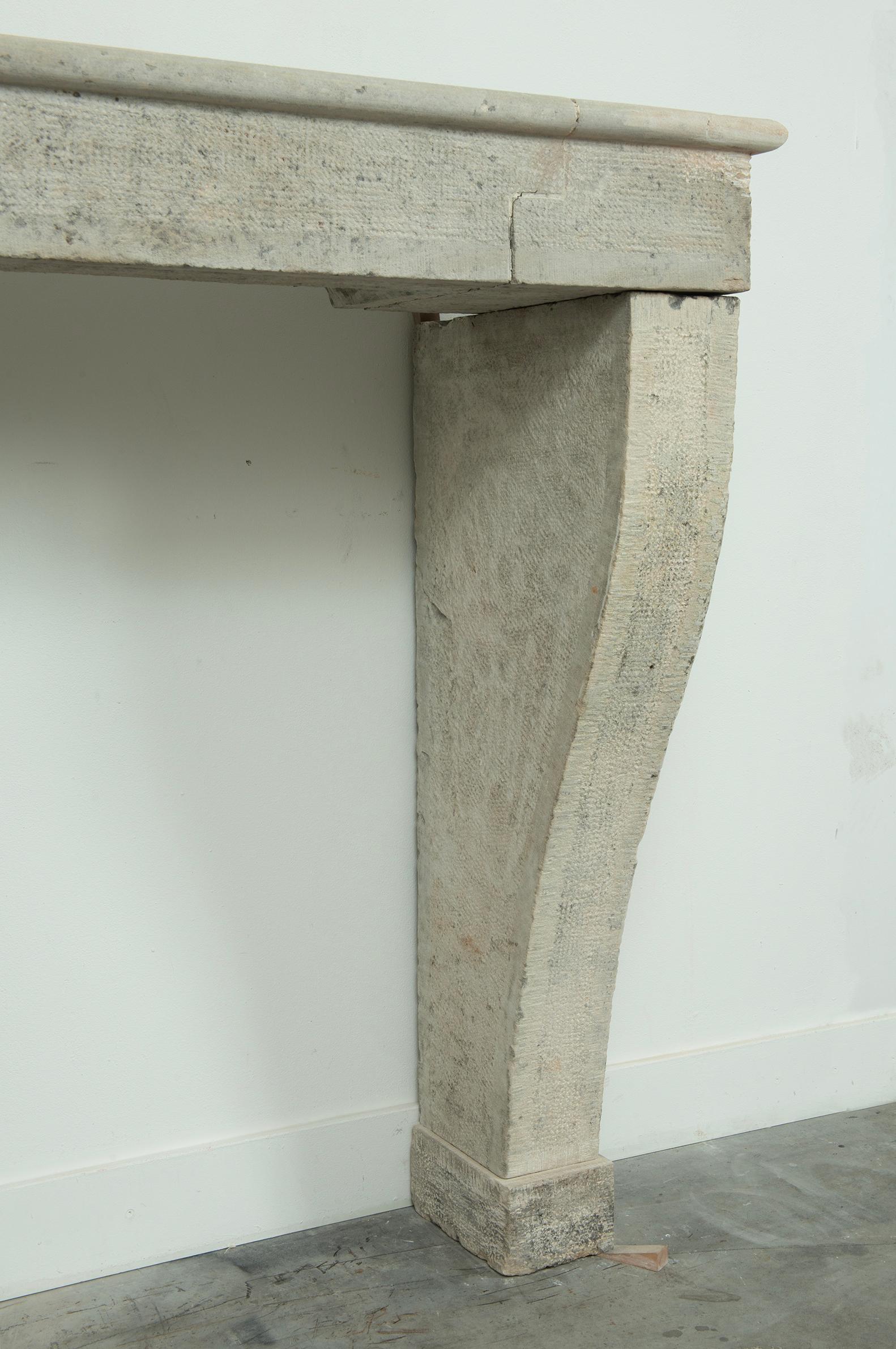 Repisa de chimenea de piedra caliza Antique French en venta 1