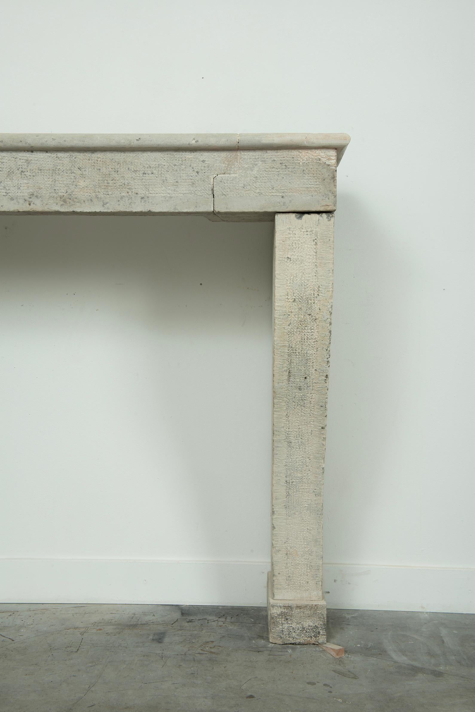 Repisa de chimenea de piedra caliza Antique French en venta 2