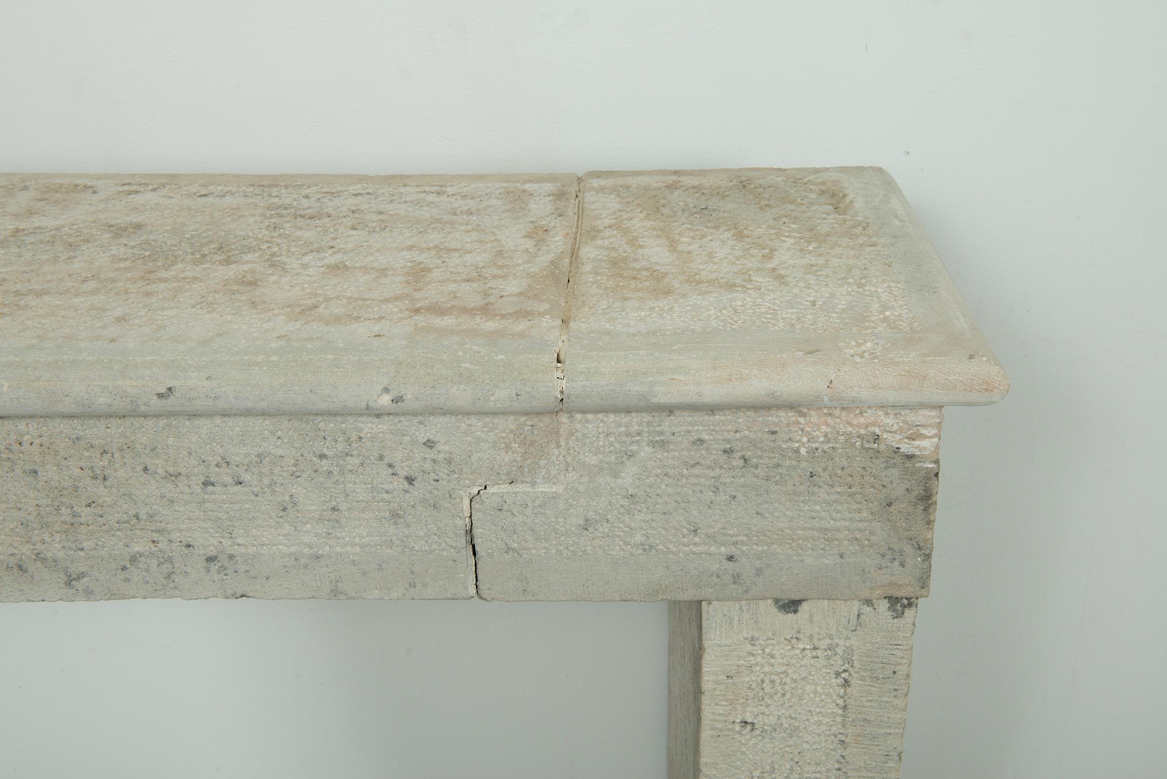 Repisa de chimenea de piedra caliza Antique French en venta 3