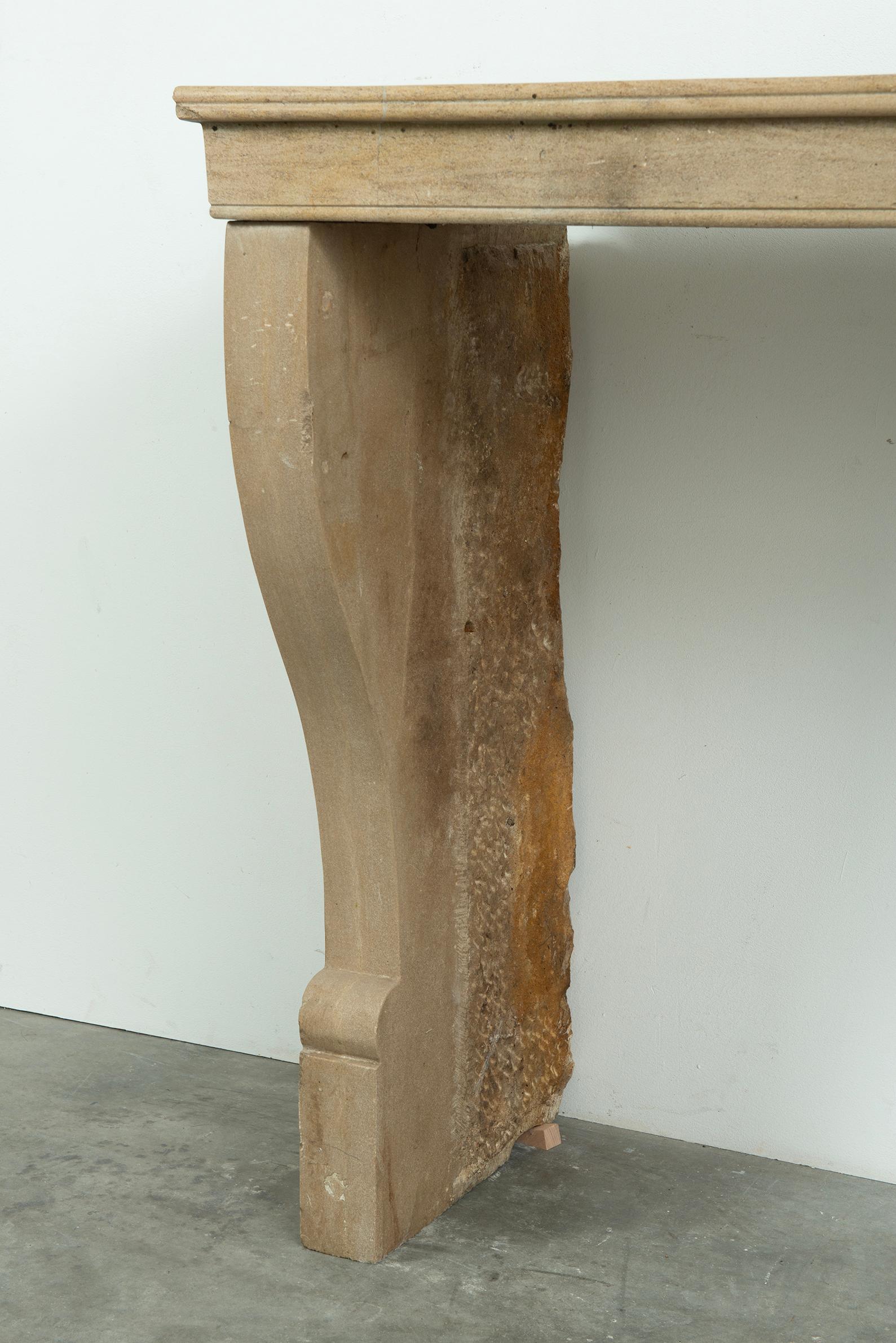 Repisa de chimenea de piedra caliza Antique French en venta 2