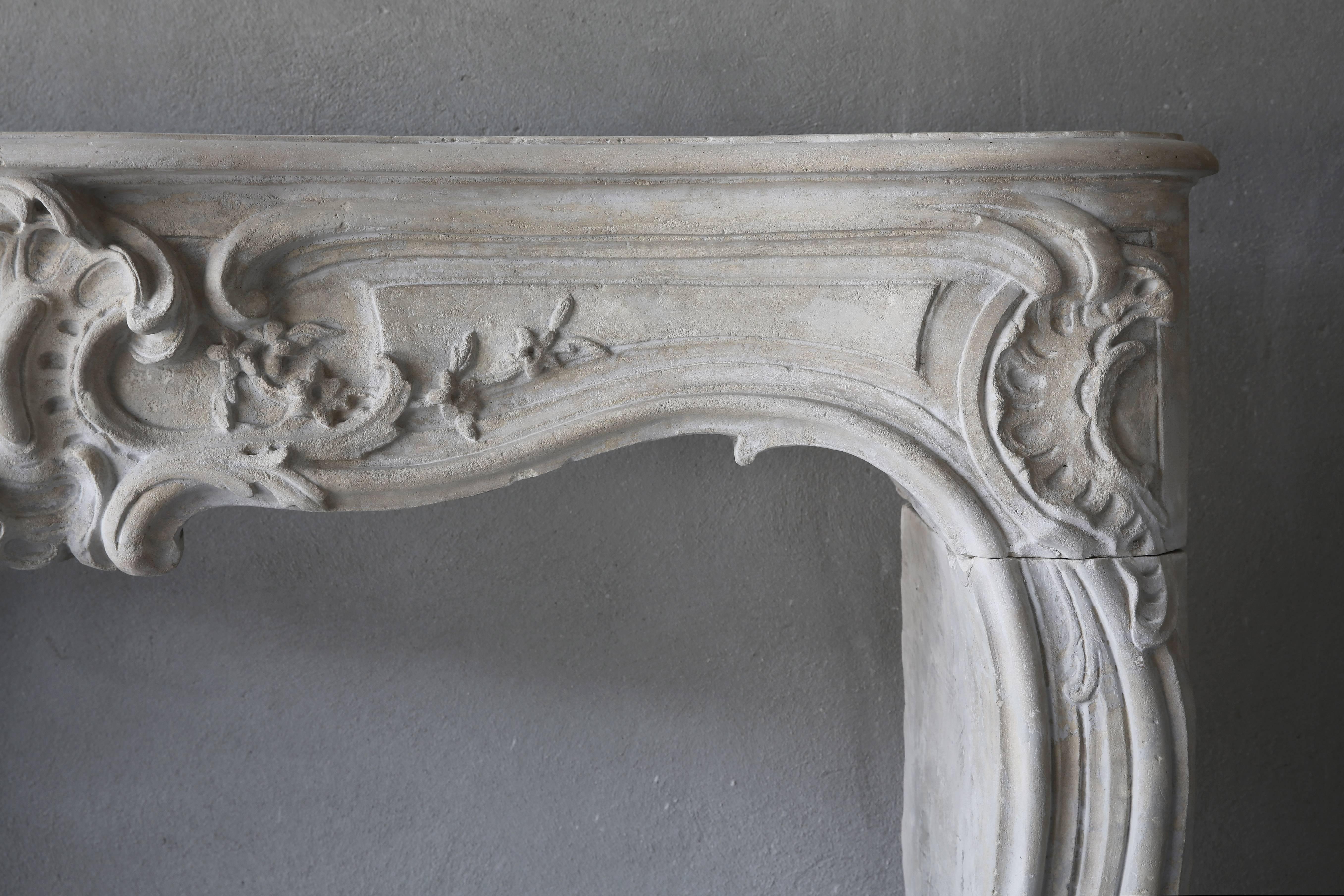 Antique French Limestone Fireplace of the 18th Century, Style of Louis XV In Good Condition In Made, NL