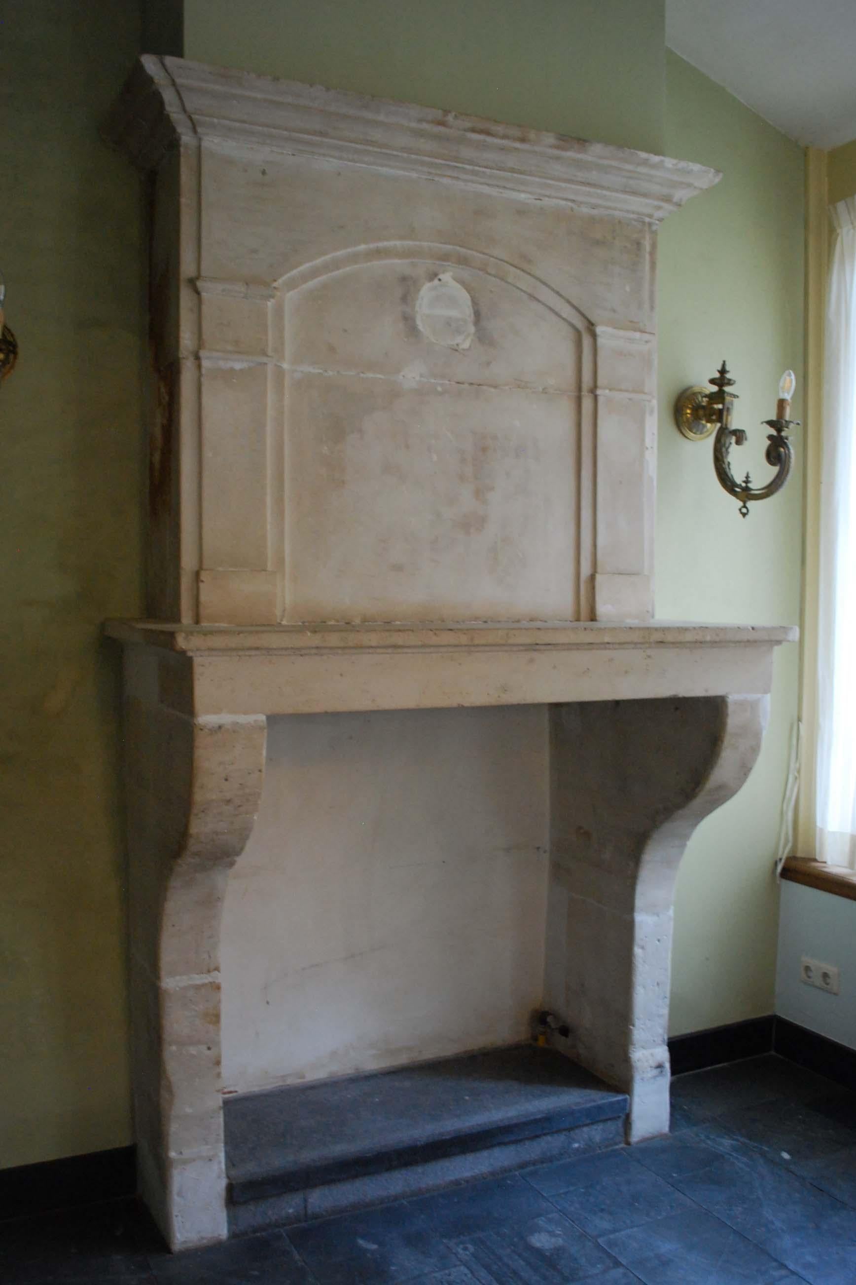 XVIIIe siècle Cheminée ou manteau de cheminée français ancien en pierre calcaire avec trumeau ou Trumeau en vente