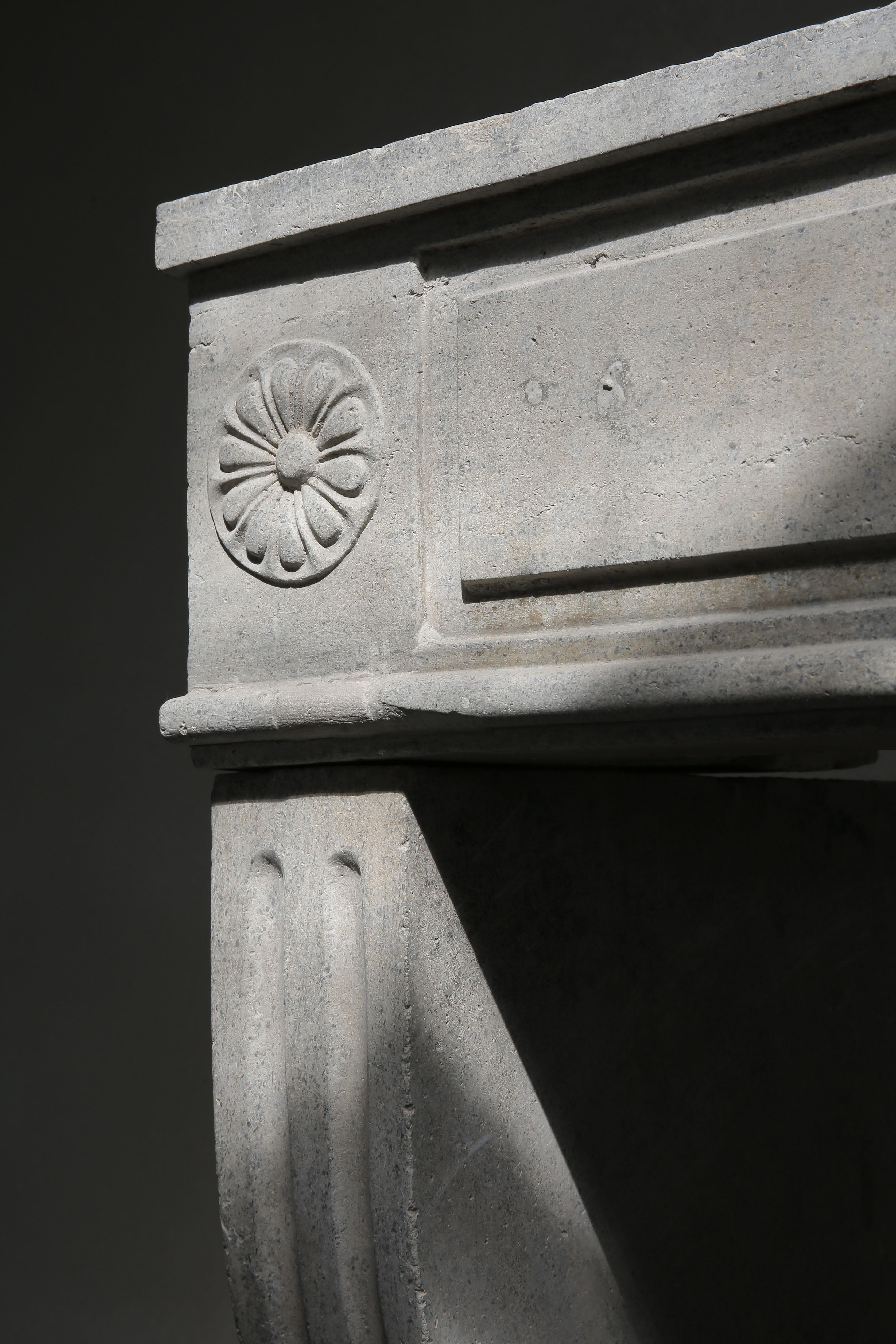 Antiker französischer Kalksteinkamin im Louis XVI-Stil im Zustand „Gut“ im Angebot in Made, NL