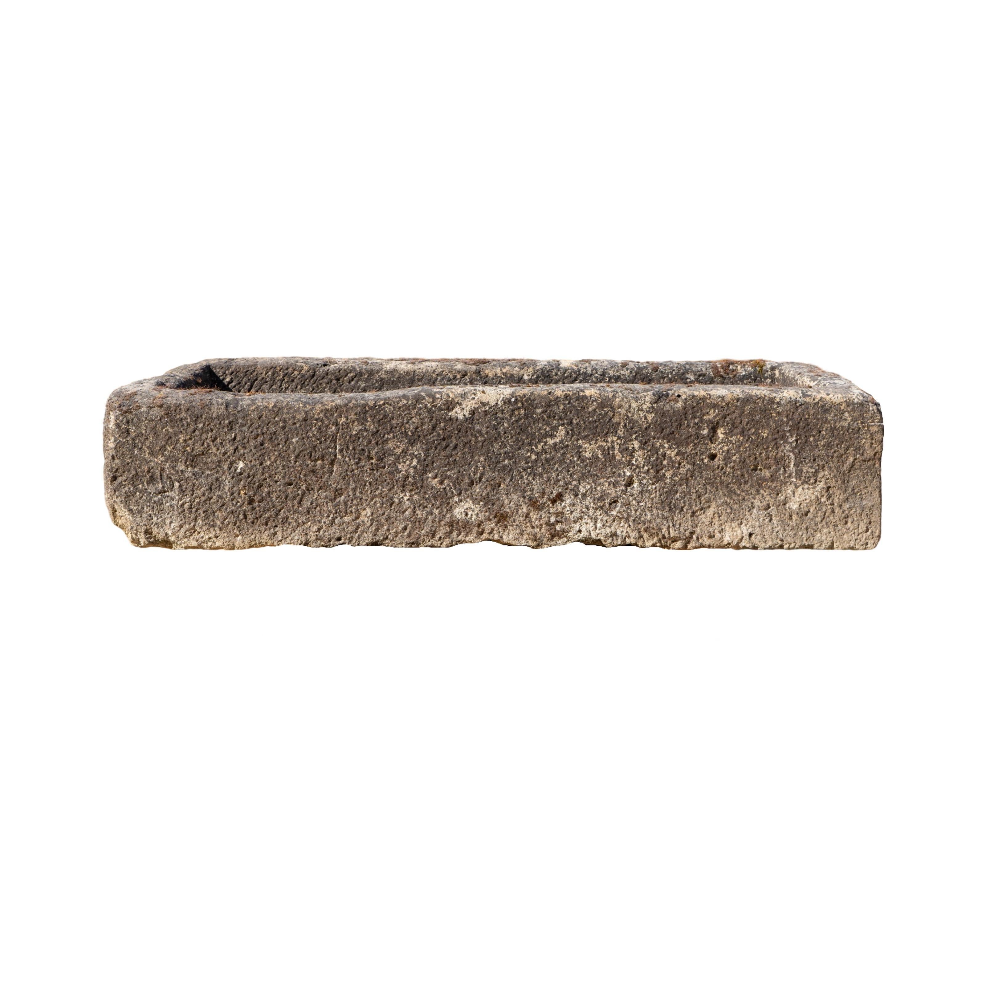 Este abrevadero francés de piedra caliza del siglo XVIII ofrece un estilo de líneas bajas, lo que lo hace perfecto para colocar flores o utilizarlo como pila de fuente. Su artesanía de calidad y su material natural garantizan durabilidad y encanto.