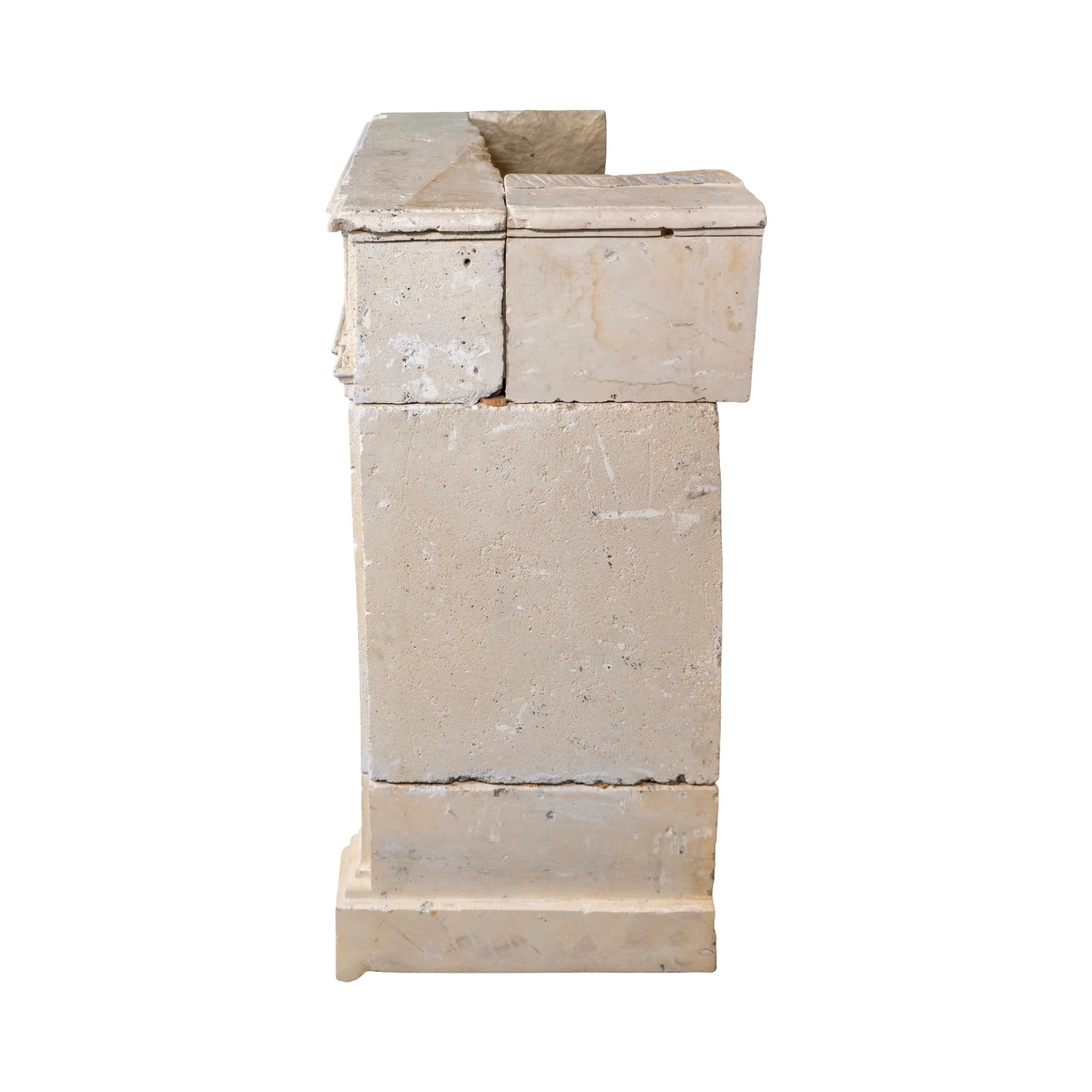 Cheminée ancienne en pierre calcaire française en vente 5