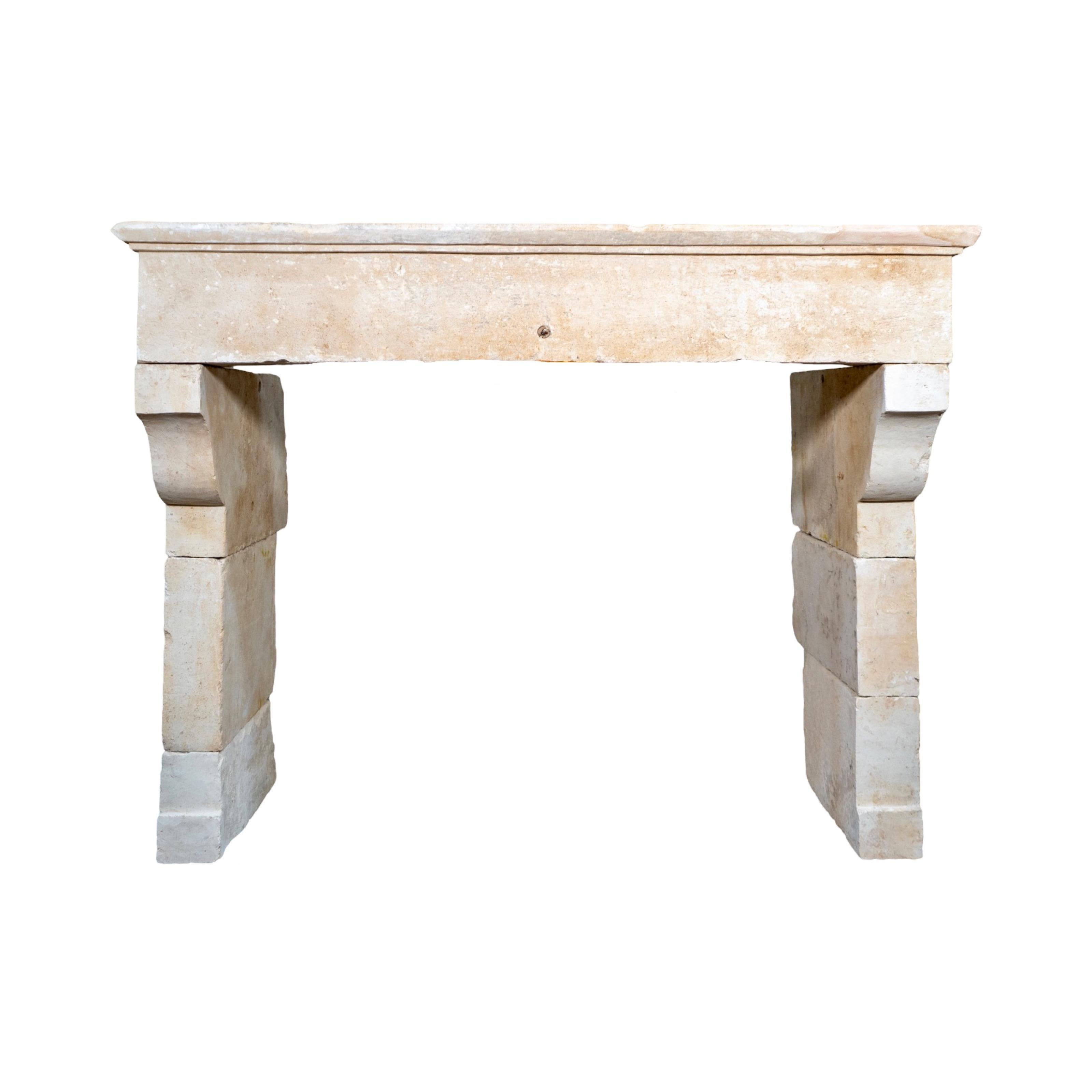 Esta antigua repisa de piedra caliza francesa, recuperada de una granja del siglo XIX en Francia, añade un toque de historia y elegancia a cualquier hogar. Fabricada con auténtica piedra caliza, ofrece belleza y durabilidad intemporales. Lleva el