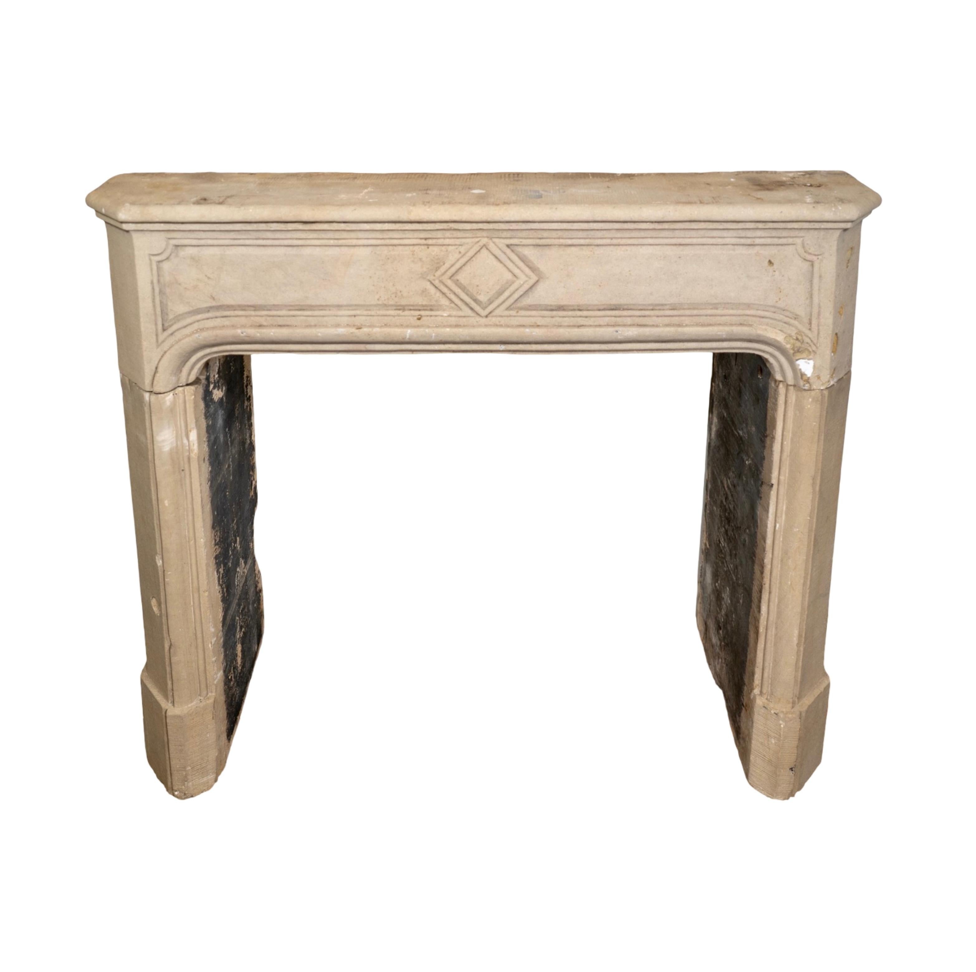 Cheminée ancienne en pierre calcaire française Bon état - En vente à Dallas, TX