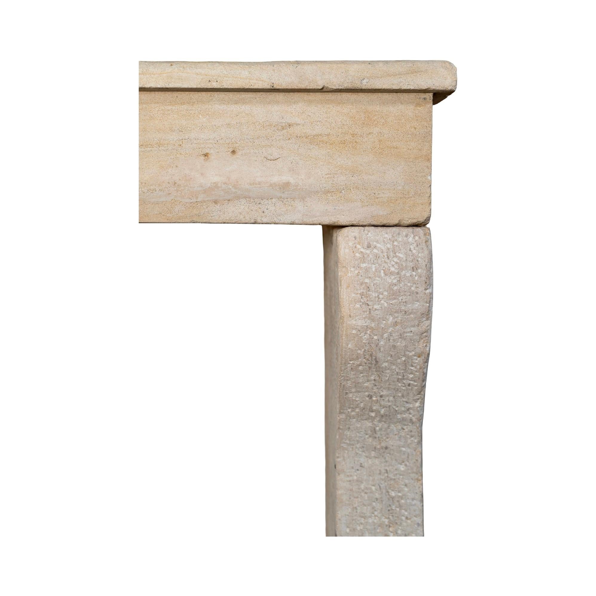 XIXe siècle Cheminée ancienne en pierre calcaire française en vente