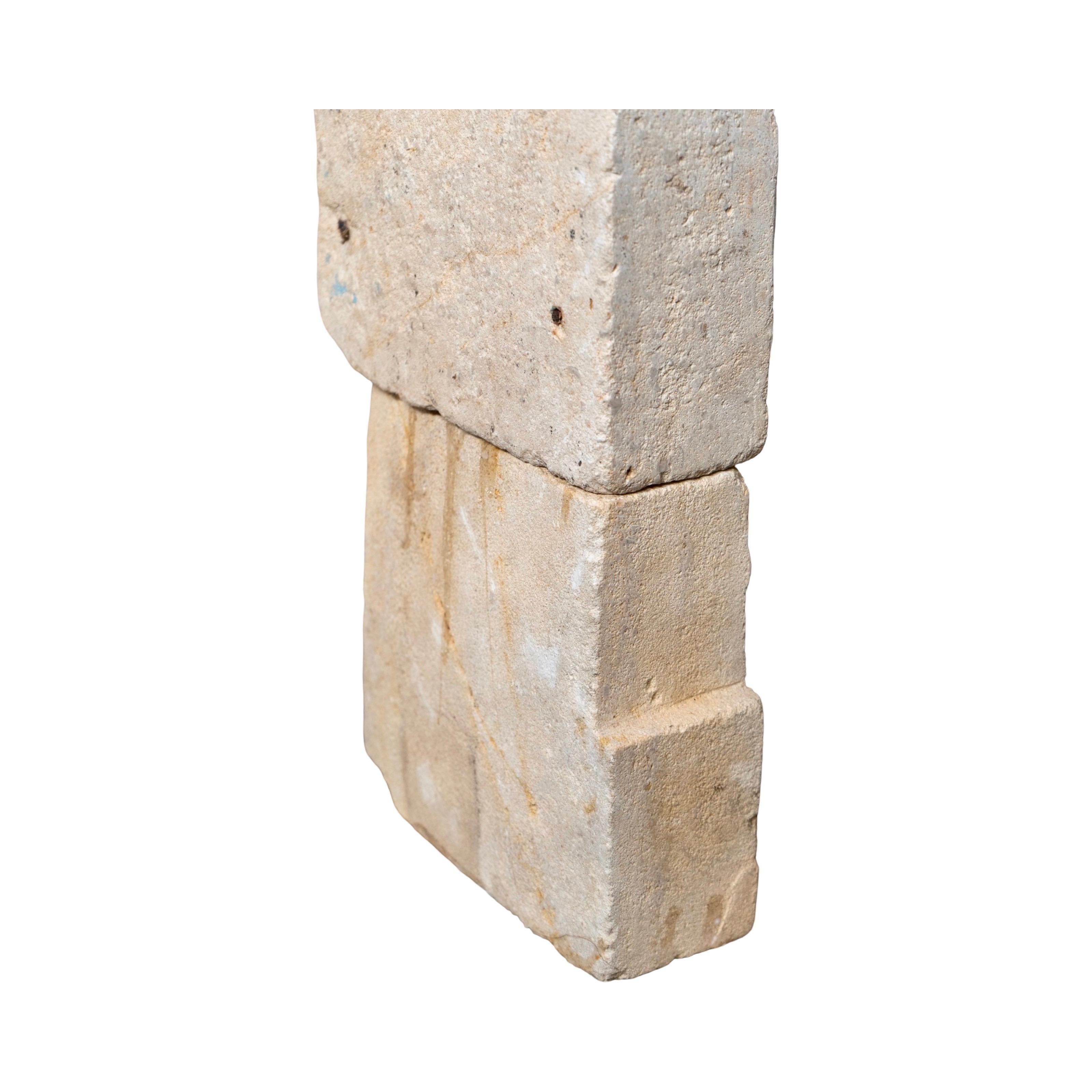 Cheminée ancienne en pierre calcaire française en vente 1