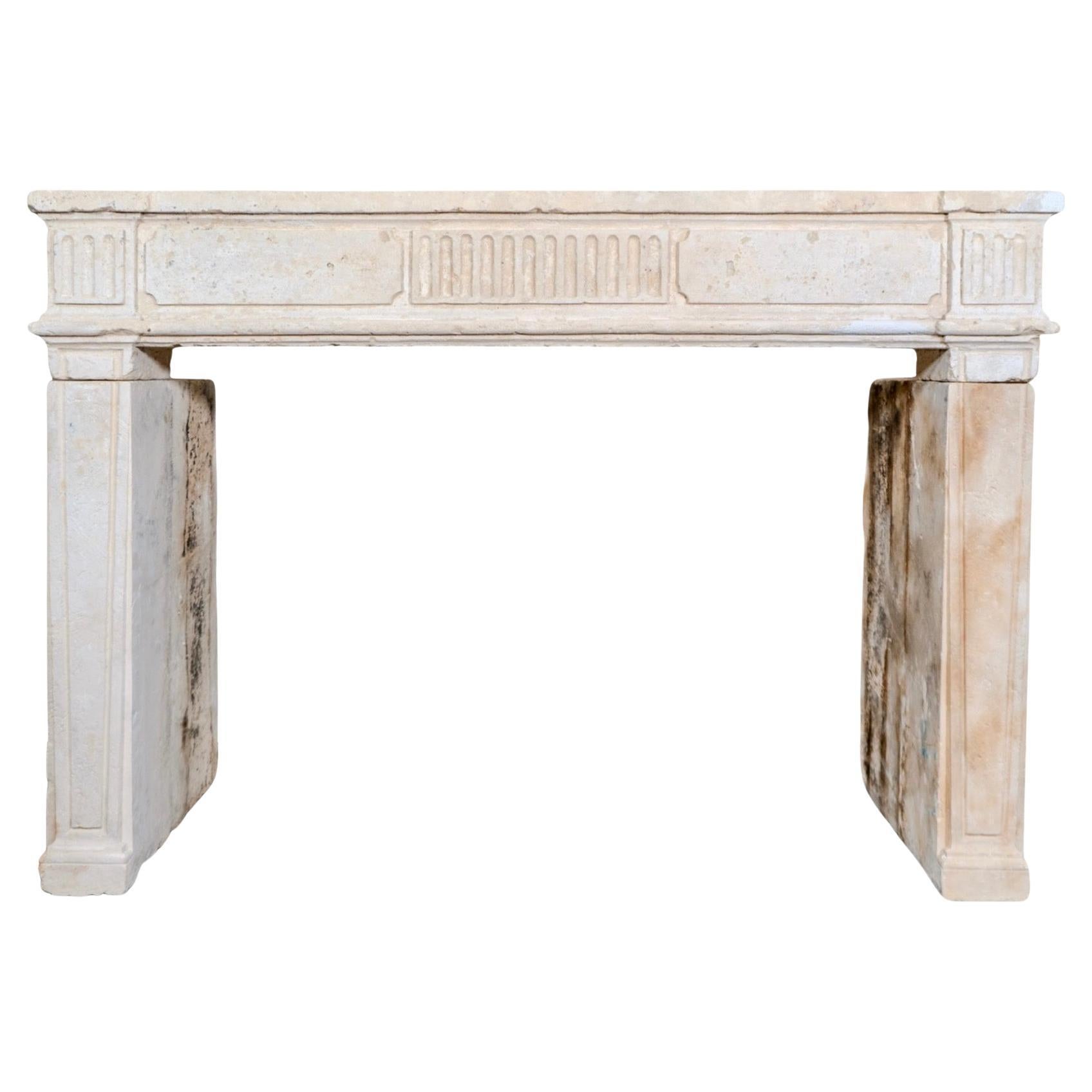 Antique French Mantello in pietra calcarea