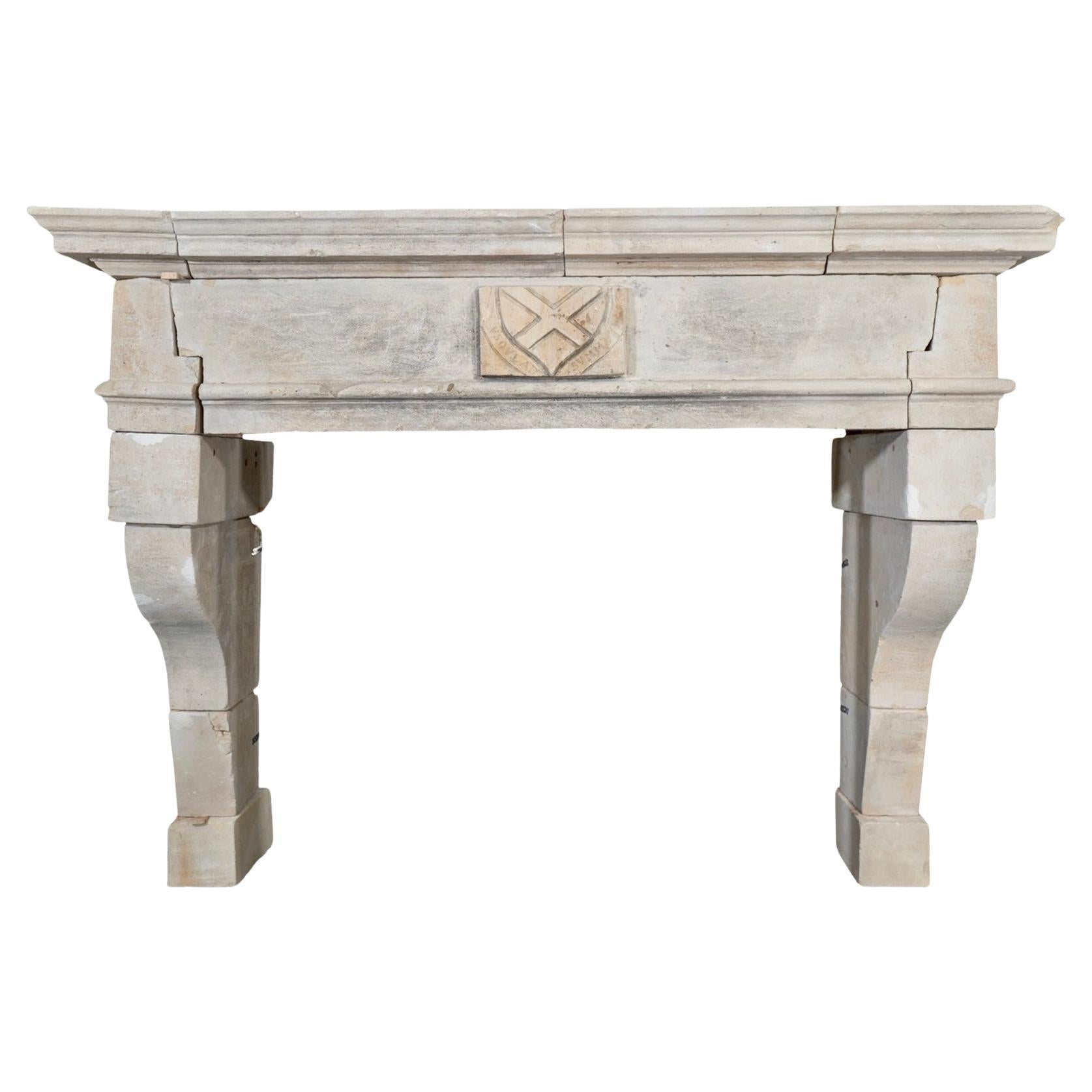 Antique French Mantello in pietra calcarea