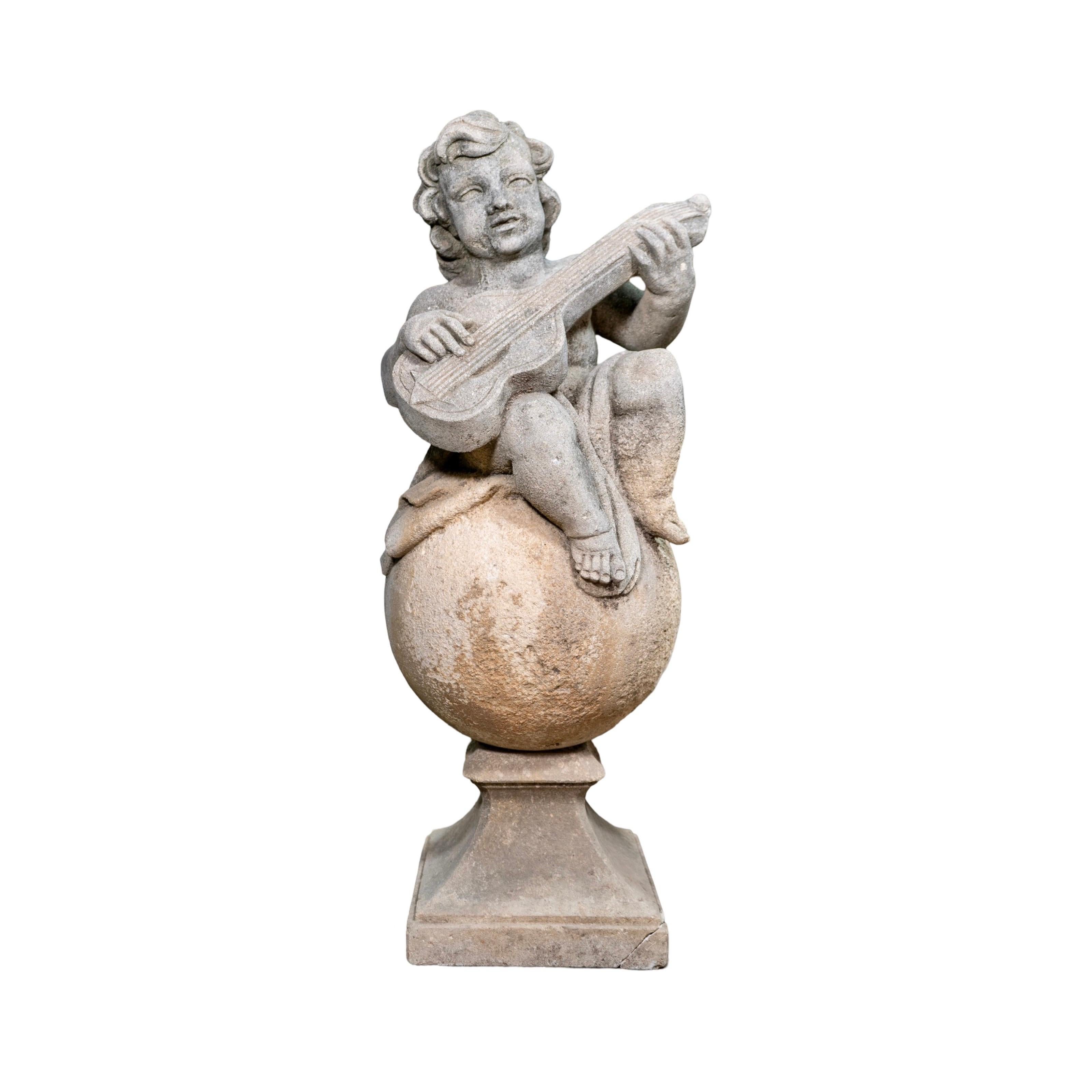 Mejora tu jardín con esta exquisita escultura de piedra caliza Antique French Putti. Originaria de la Francia del siglo XIX, esta escultura de piedra caliza recuperada muestra un putti tocando un instrumento sobre una bola redonda. Con su elegante