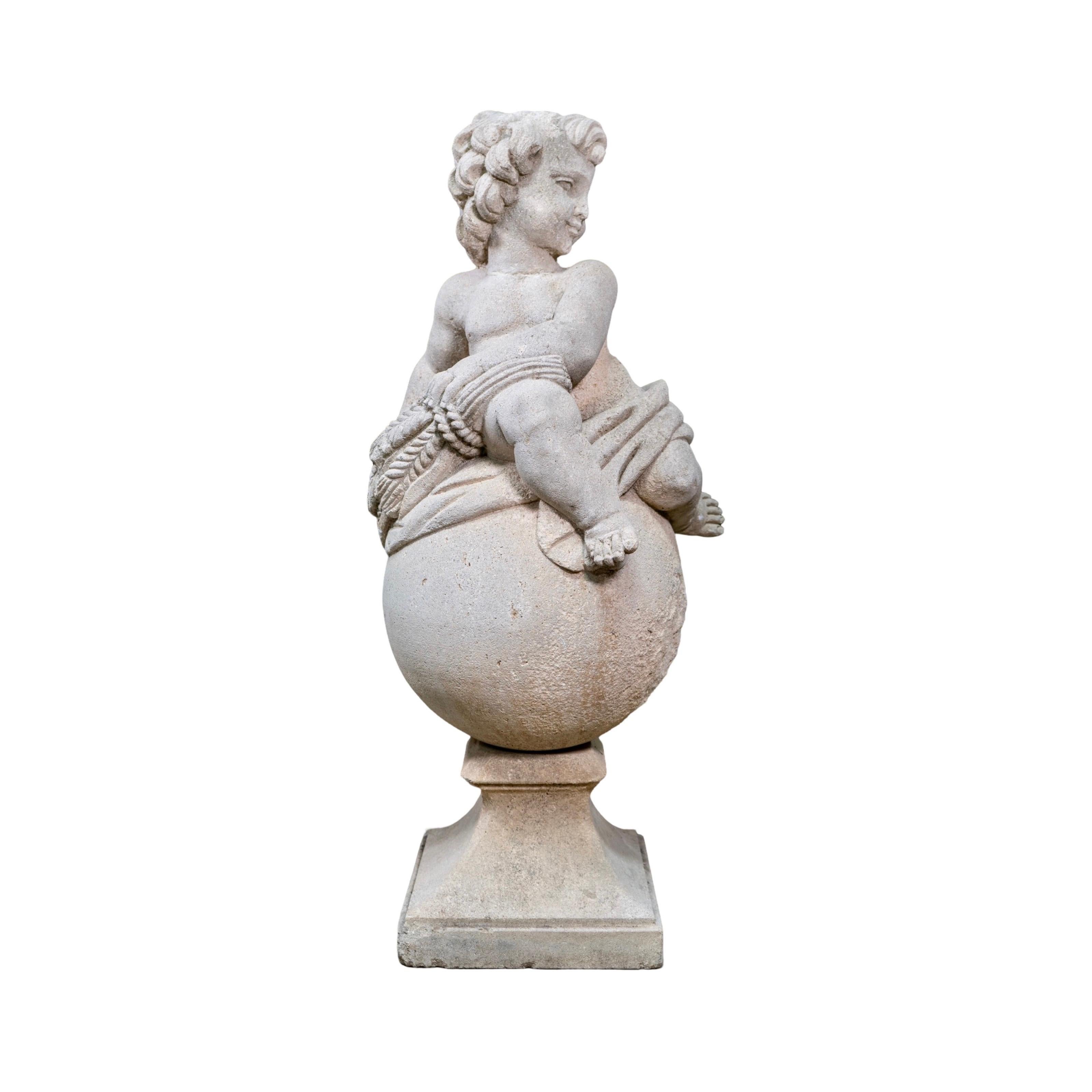 Cette ancienne sculpture de putti en pierre calcaire, récupérée en France et datant du 19e siècle, est une pièce étonnante dont les détails d'exécution et l'usure du caractère sont visibles sur toute sa surface. Le putti sculpté de façon complexe