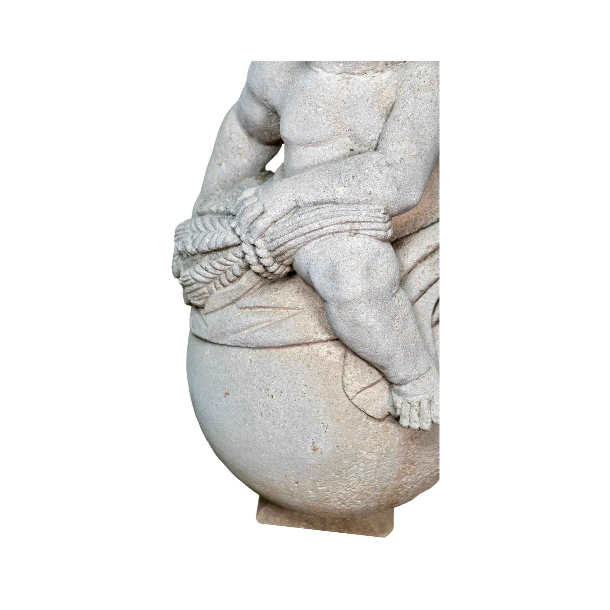 Sculpture Putti ancienne en pierre calcaire française en vente 2