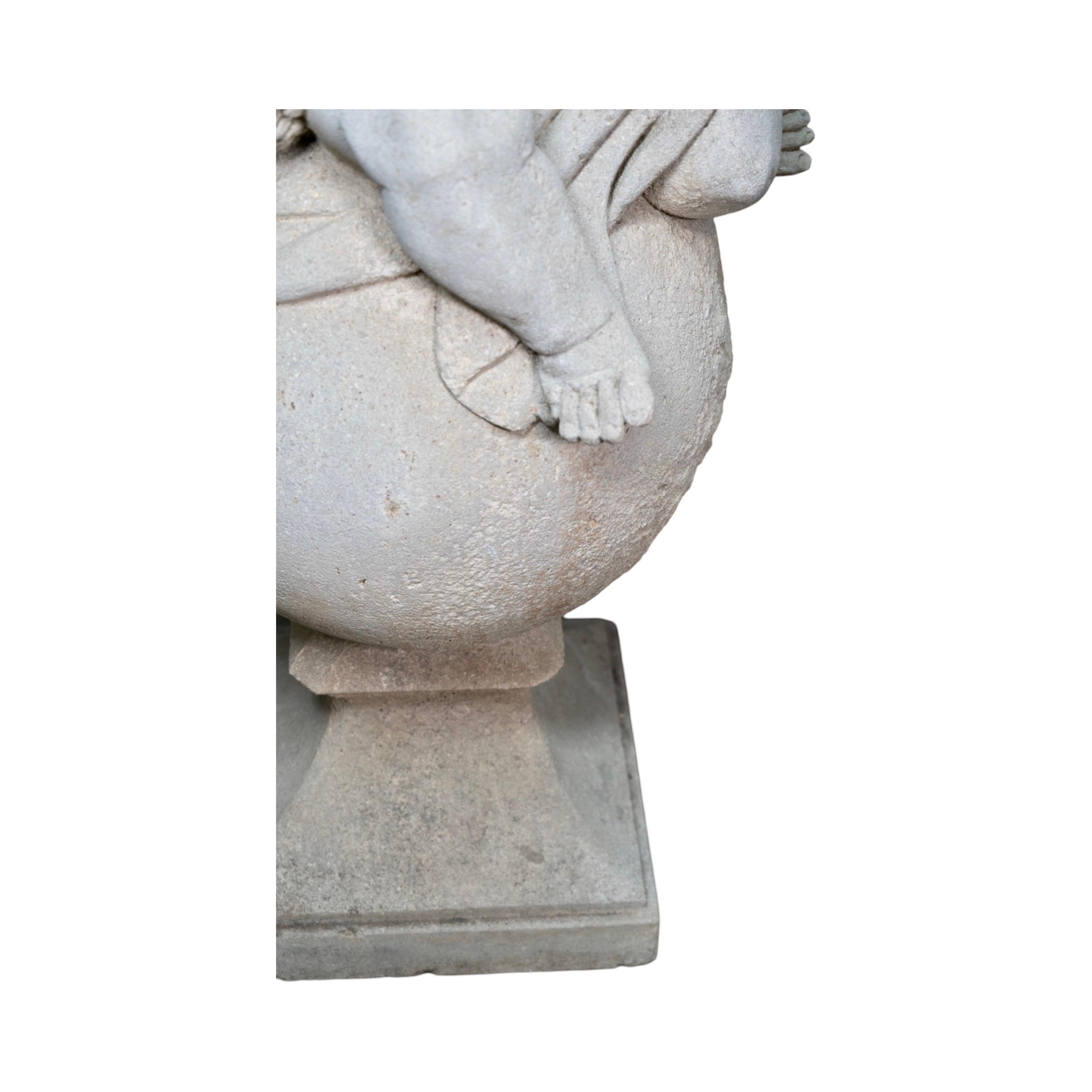Sculpture Putti ancienne en pierre calcaire française en vente 3