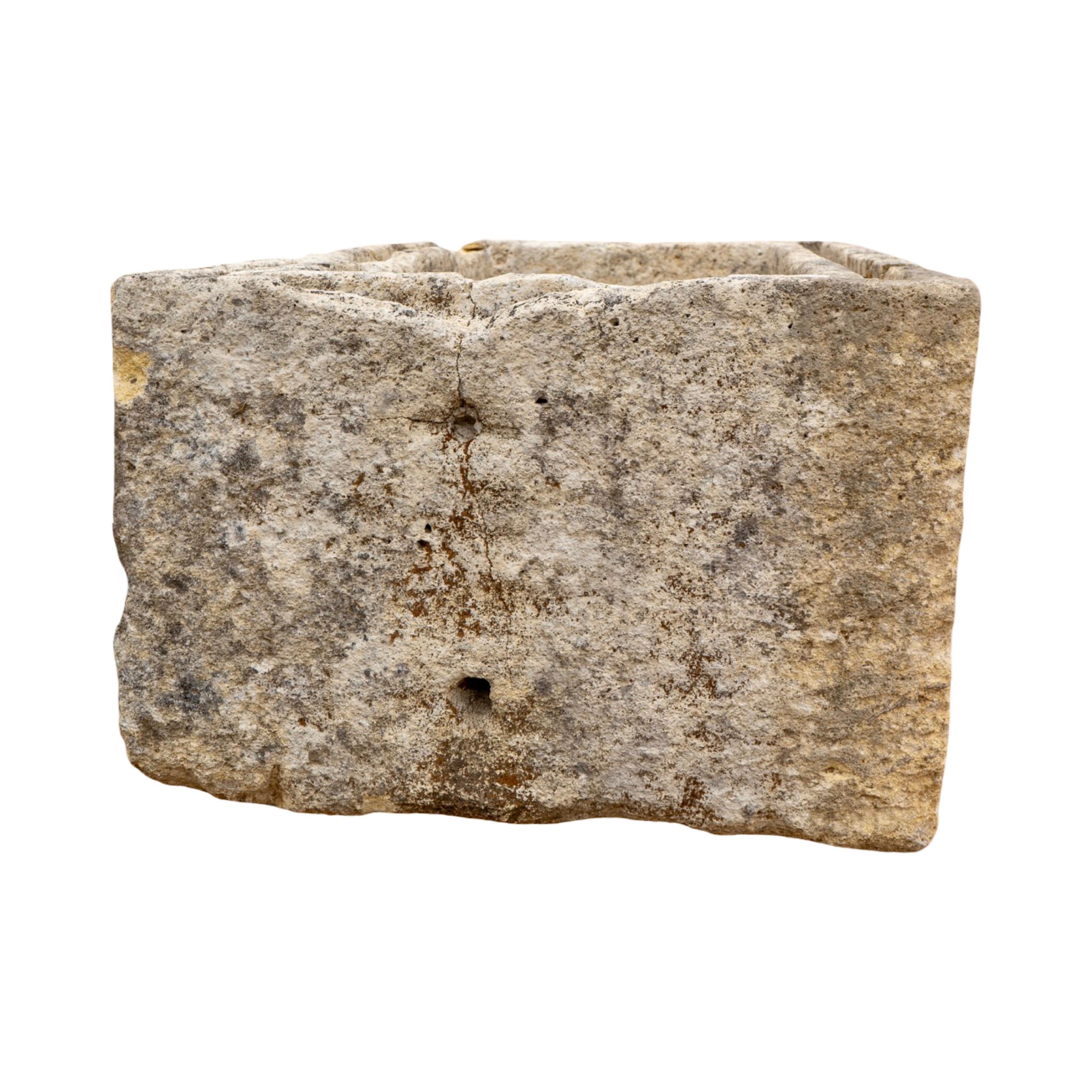 Antiguo abrevadero francés de piedra caliza en venta 6