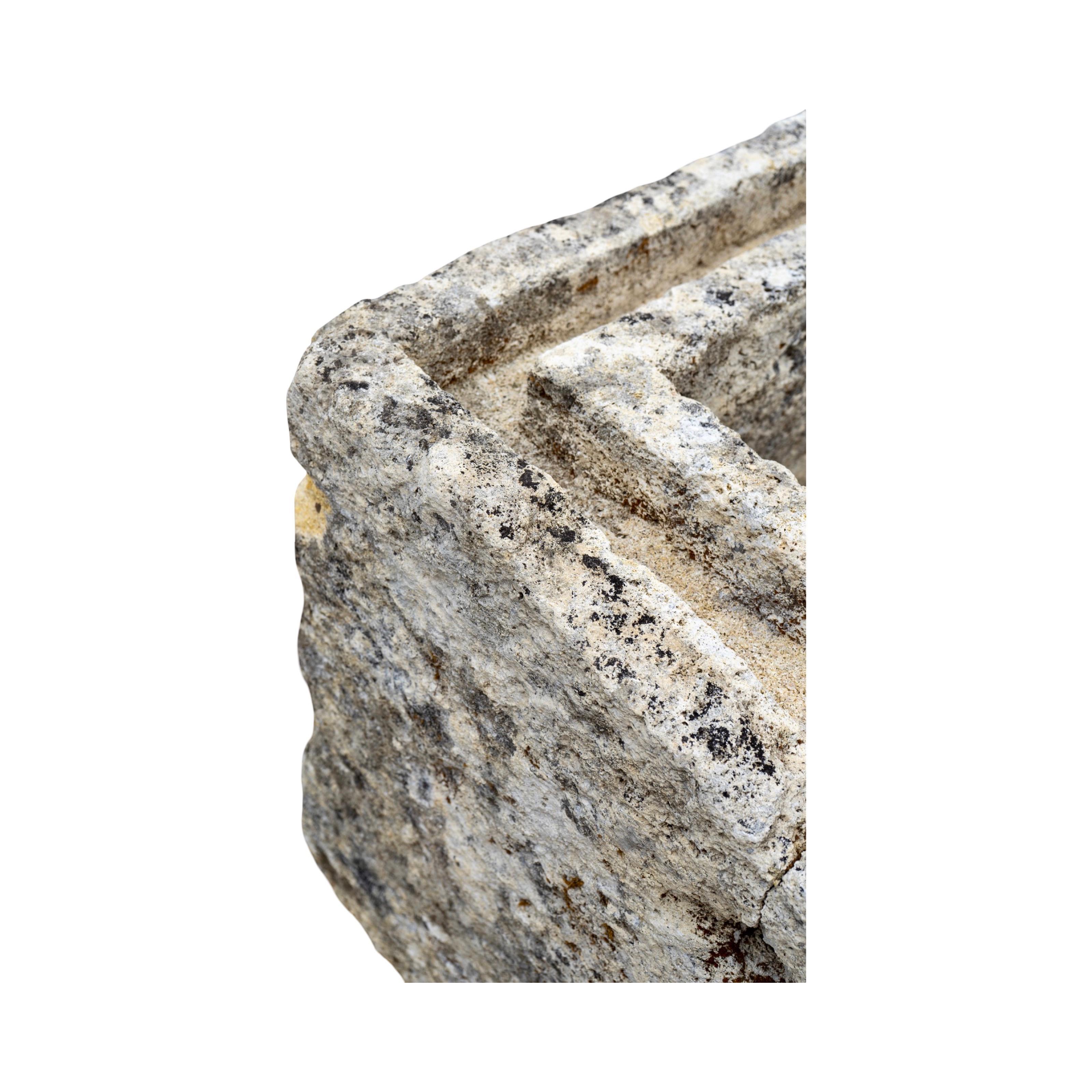 Antiguo abrevadero francés de piedra caliza en venta 7