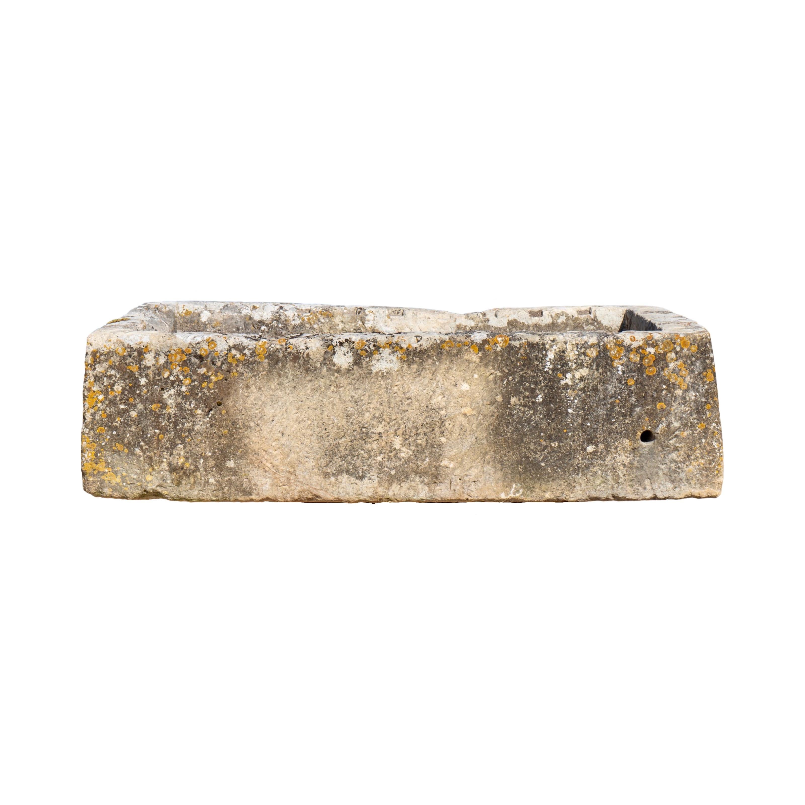 Fabriquée en France au XVIIIe siècle, cette auge en pierre calcaire antique ajoute du caractère à tout jardin tout en fournissant une base parfaite pour des fleurs ou une fontaine. Avec une usure authentique, il s'agit d'une pièce unique récupérée