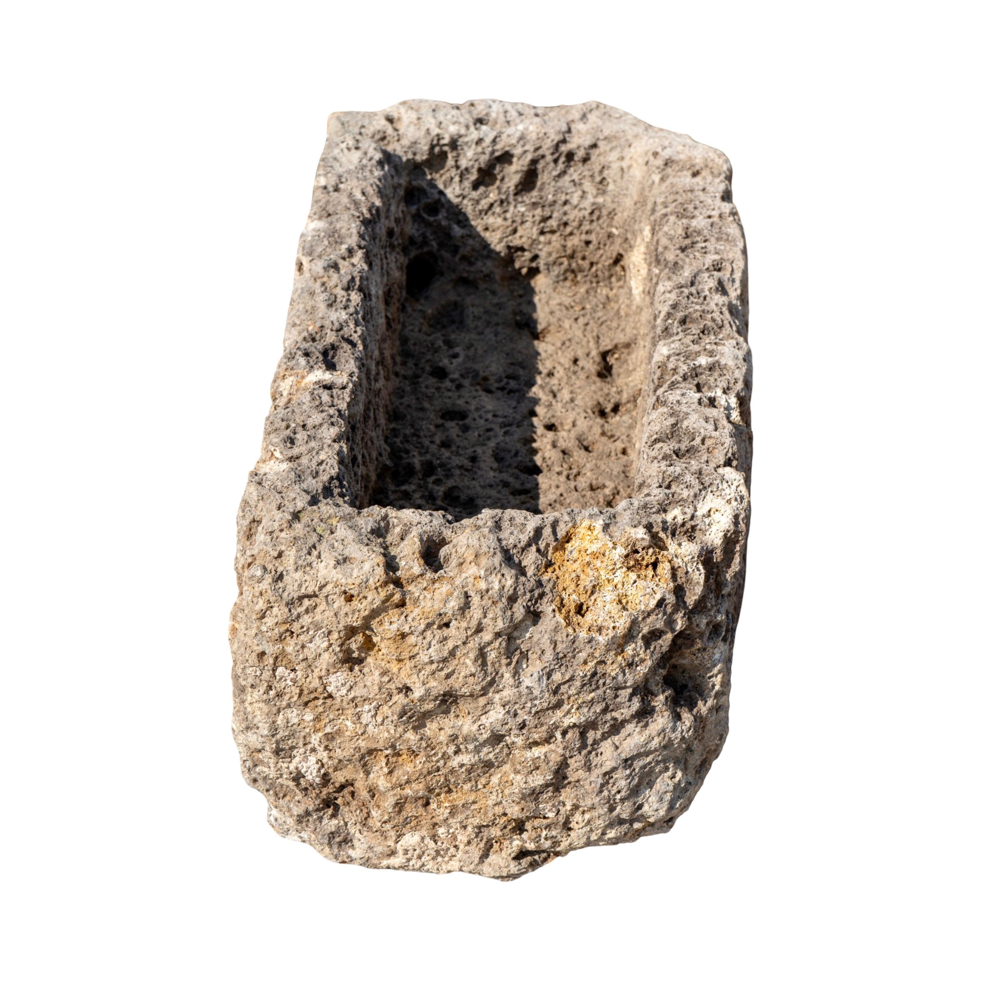 Fino al XVIII secolo Abbeveratoio in pietra calcarea francese Antique French in vendita