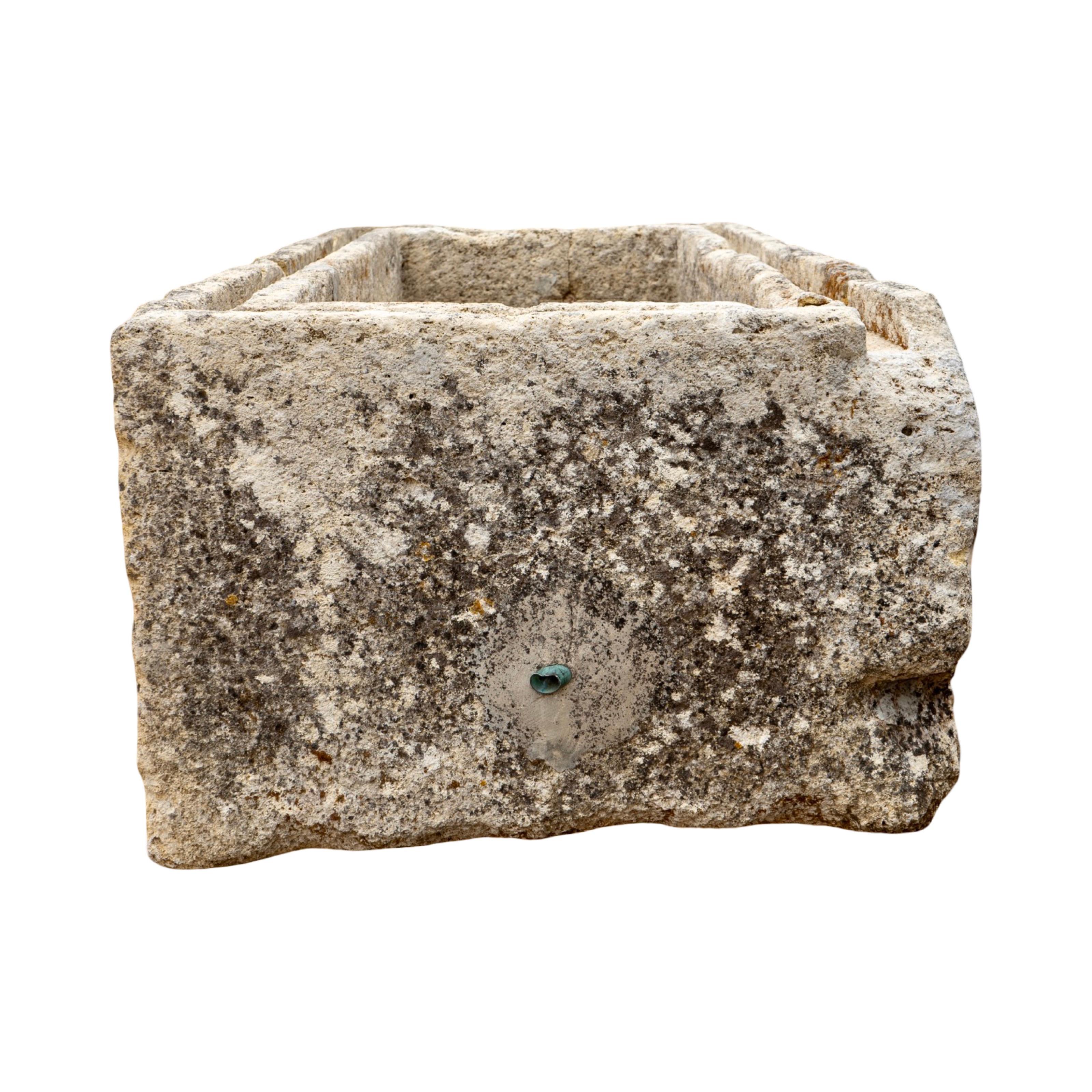 Antiguo abrevadero francés de piedra caliza en venta 1