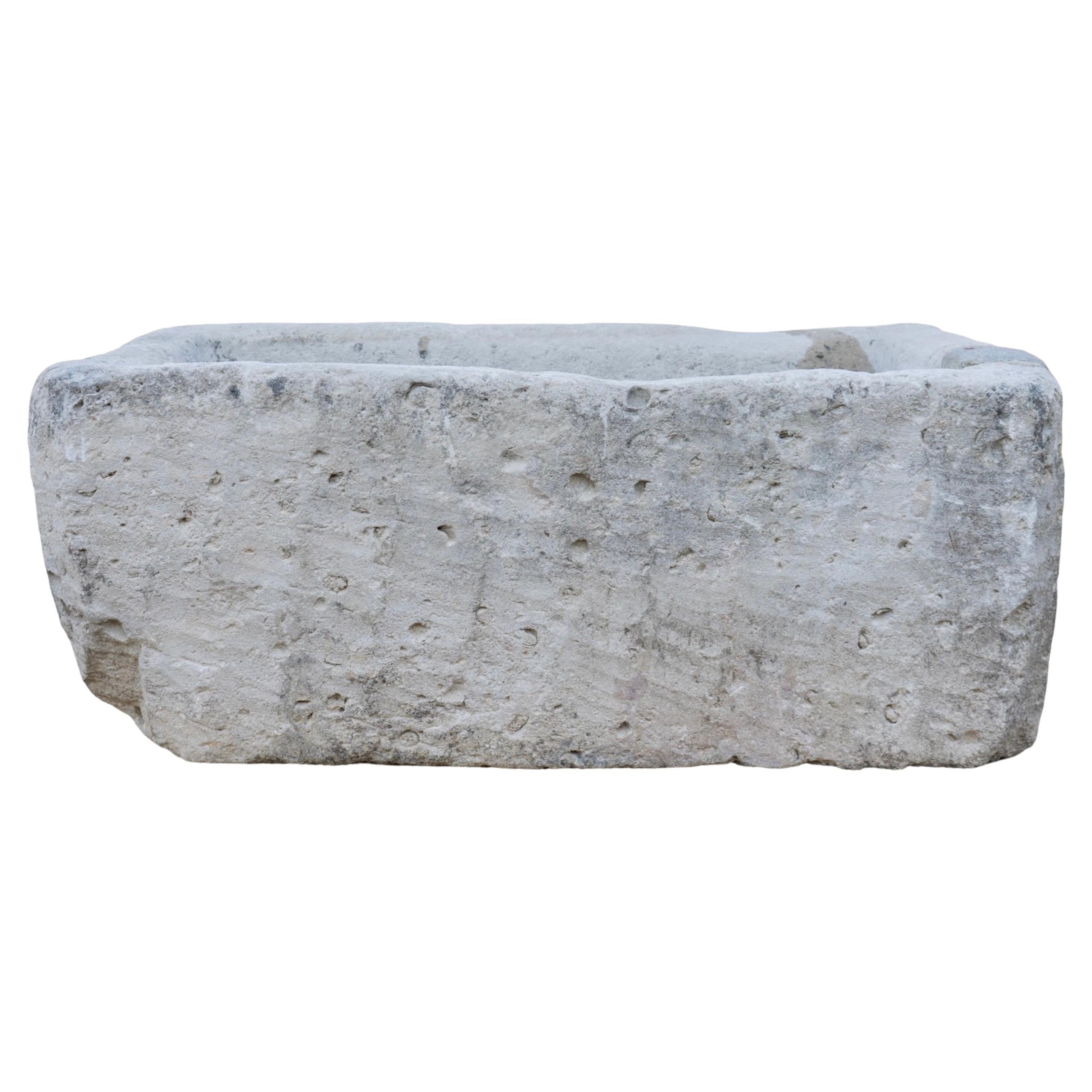 Antiguo abrevadero francés de piedra caliza
