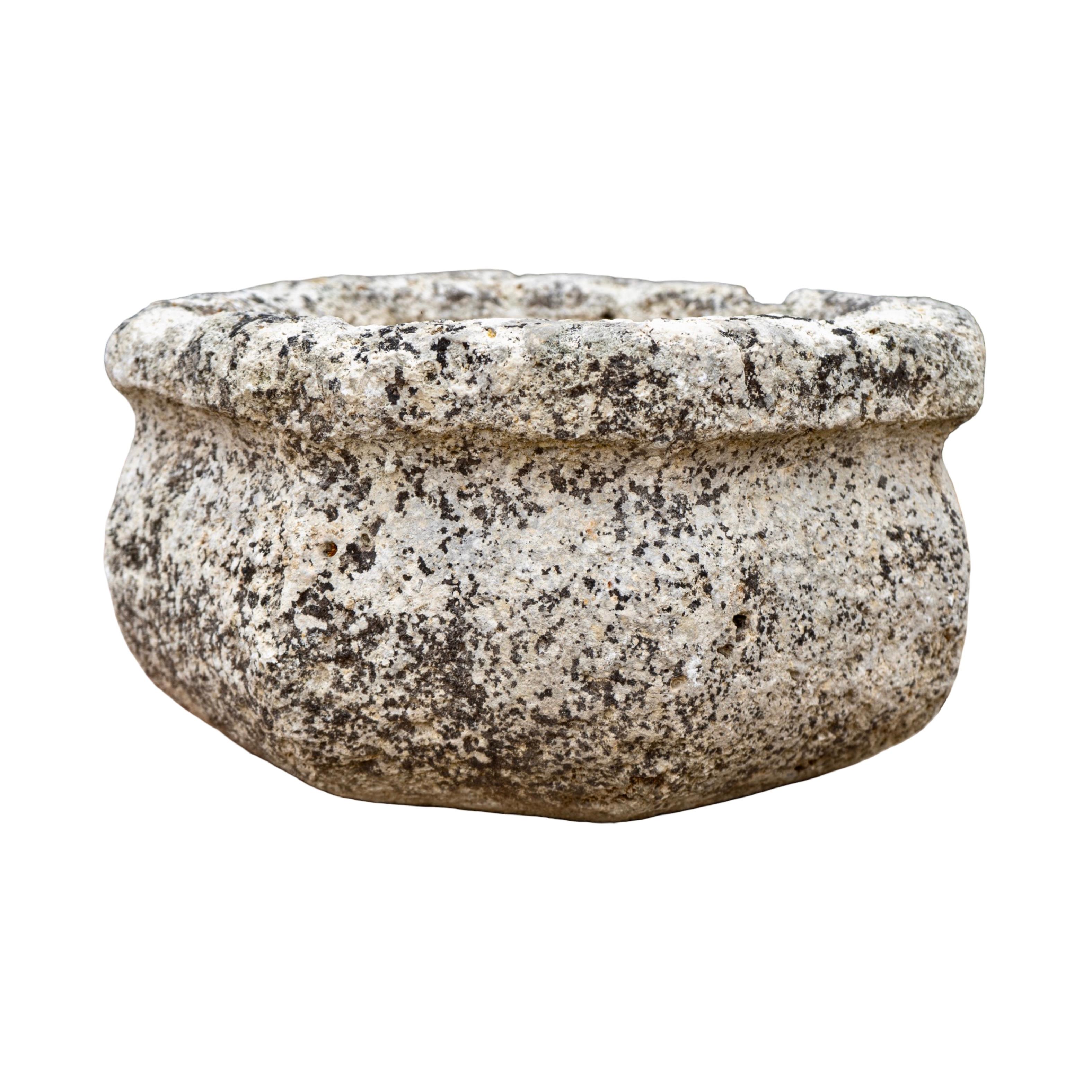 Un navire antique, récupéré et sculpté dans du calcaire français au 18e siècle. Sa petite forme arrondie est accentuée par un rebord supérieur subtilement incurvé, ce qui ajoute de l'élégance à son caractère rustique. La pierre présente des siècles