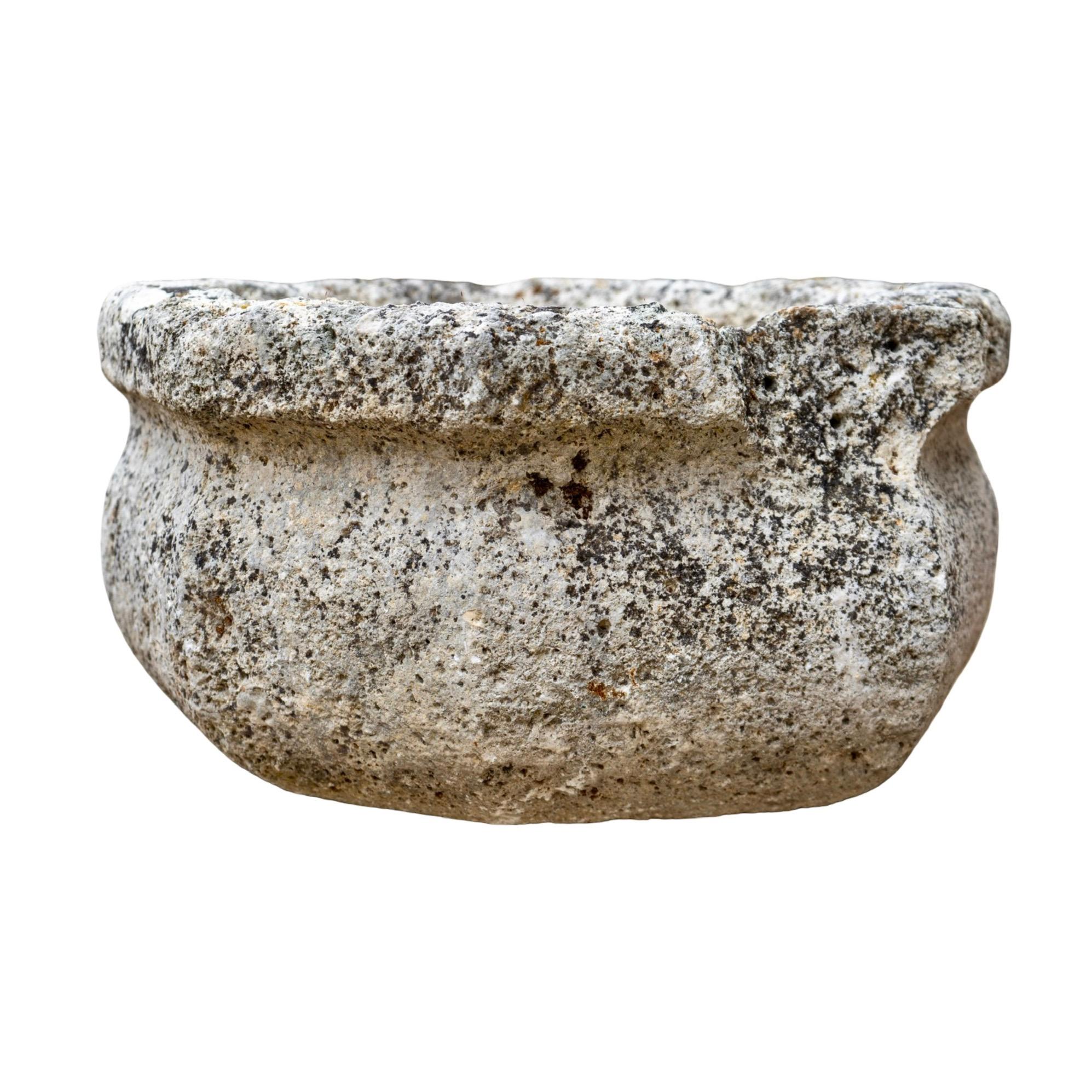 Vase ancien en pierre calcaire française en vente 1