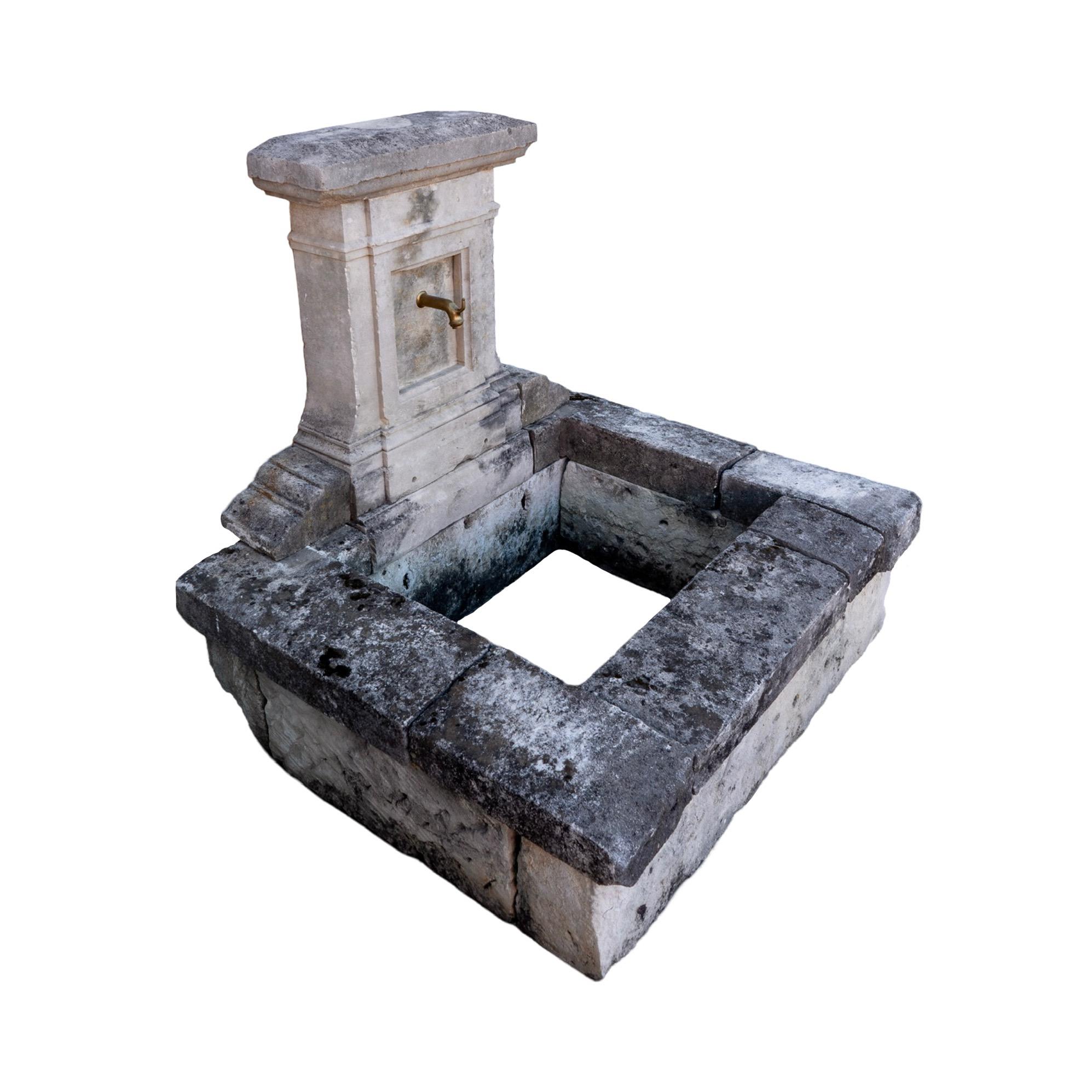 Fuente de pared de piedra caliza Antique French en venta 5