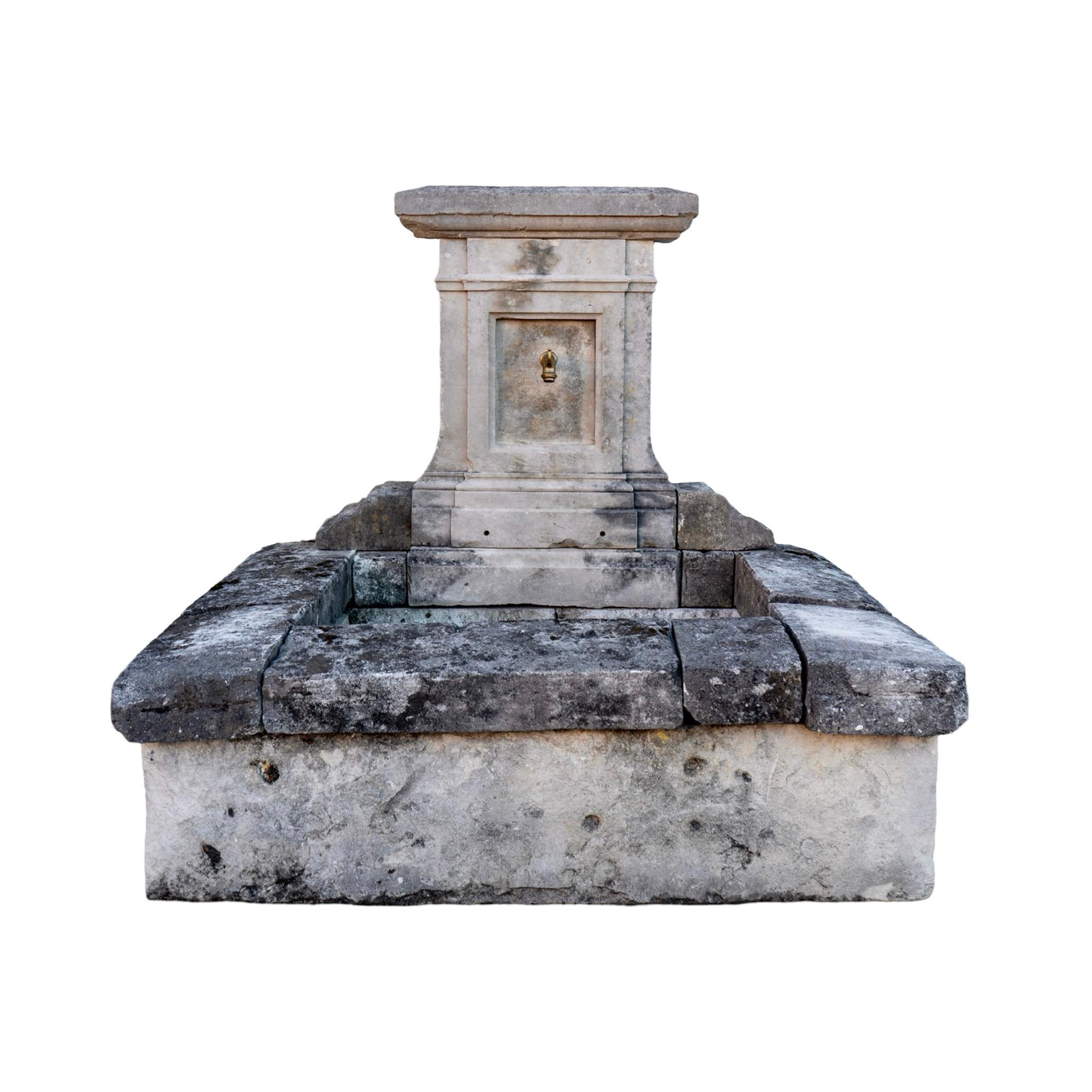 Una exquisita fuente mural del siglo XVIII, recuperada de Francia, elaborada con piedra caliza. Esta pieza antigua presenta una pila de generosas dimensiones para alojar el rebosadero de agua, y su panel mural incluye un orificio taladrado en el