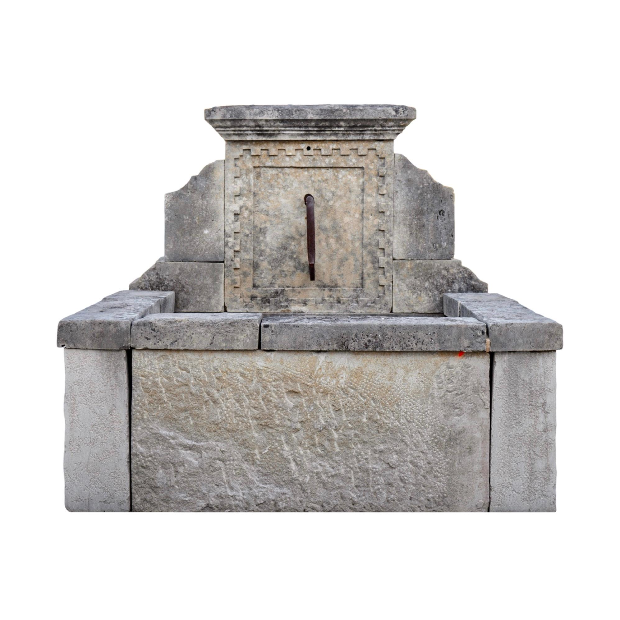 Antigua fuente de pared de piedra caliza recuperada, procedente de la Francia del siglo XIX. Esta exquisita pieza presenta una pila rectangular, de generosas dimensiones para alojar el suave desbordamiento de agua del panel trasero. El panel
