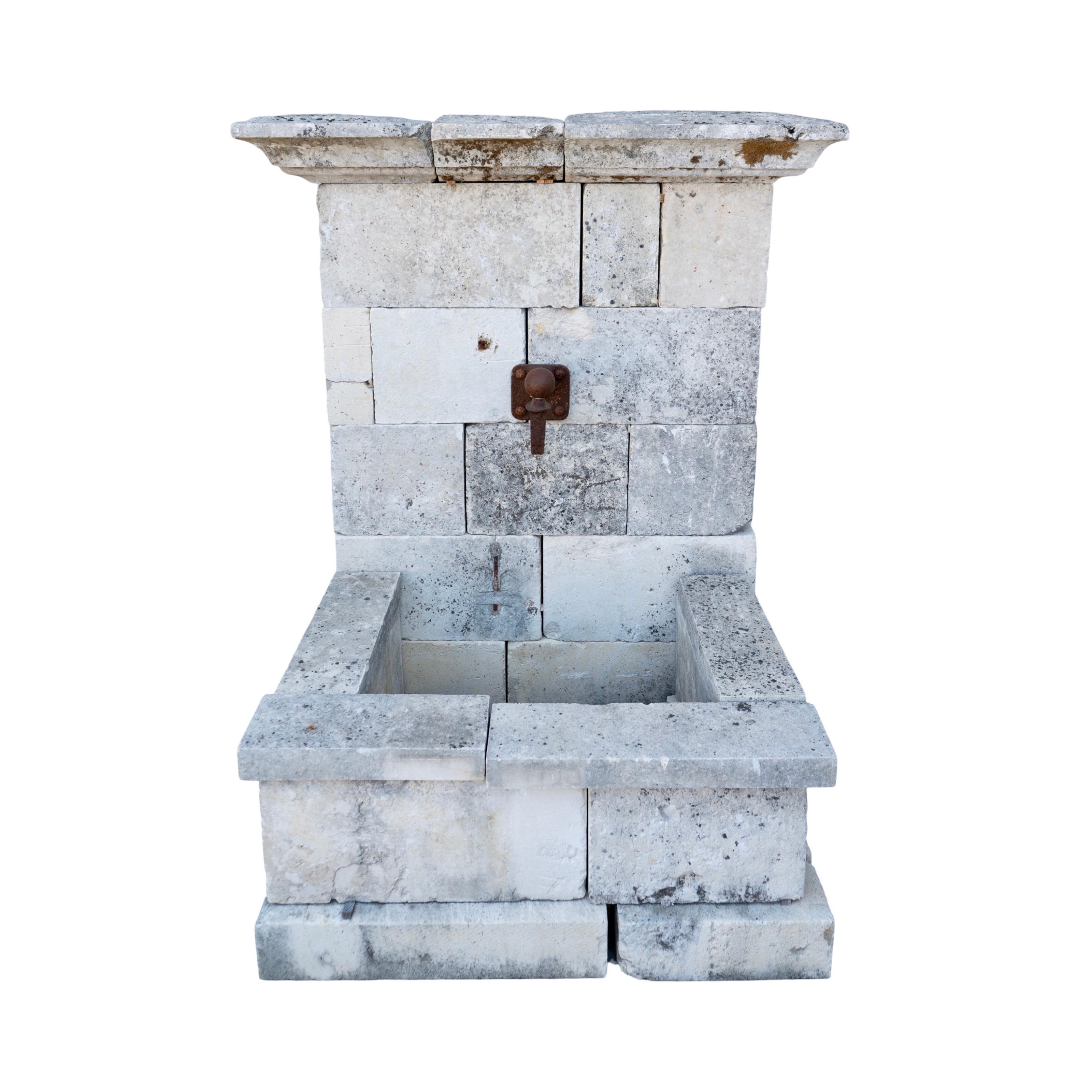 Fuente de pared de piedra caliza Antique French en Bueno estado para la venta en Dallas, TX