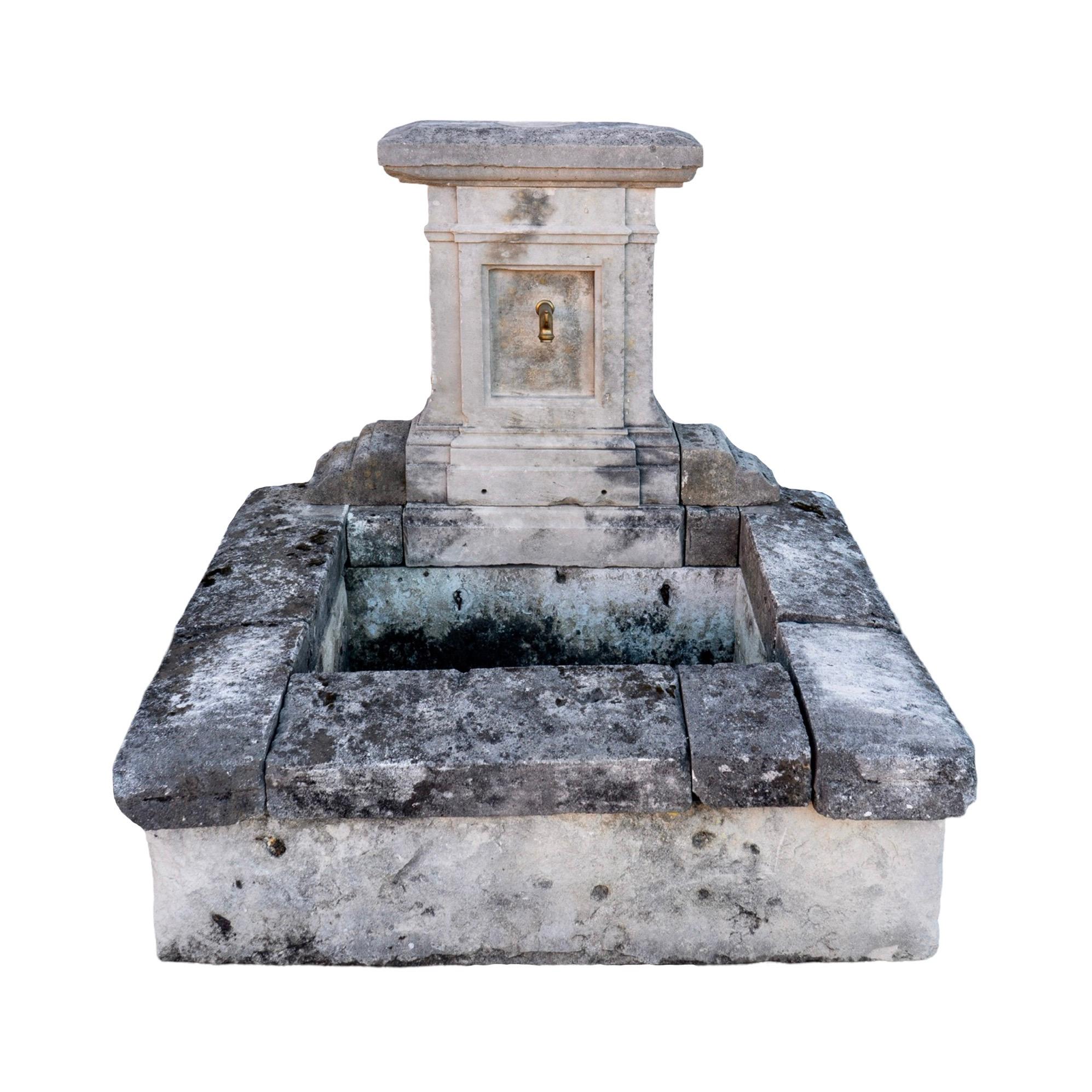 Fuente de pared de piedra caliza Antique French en Bueno estado para la venta en Dallas, TX