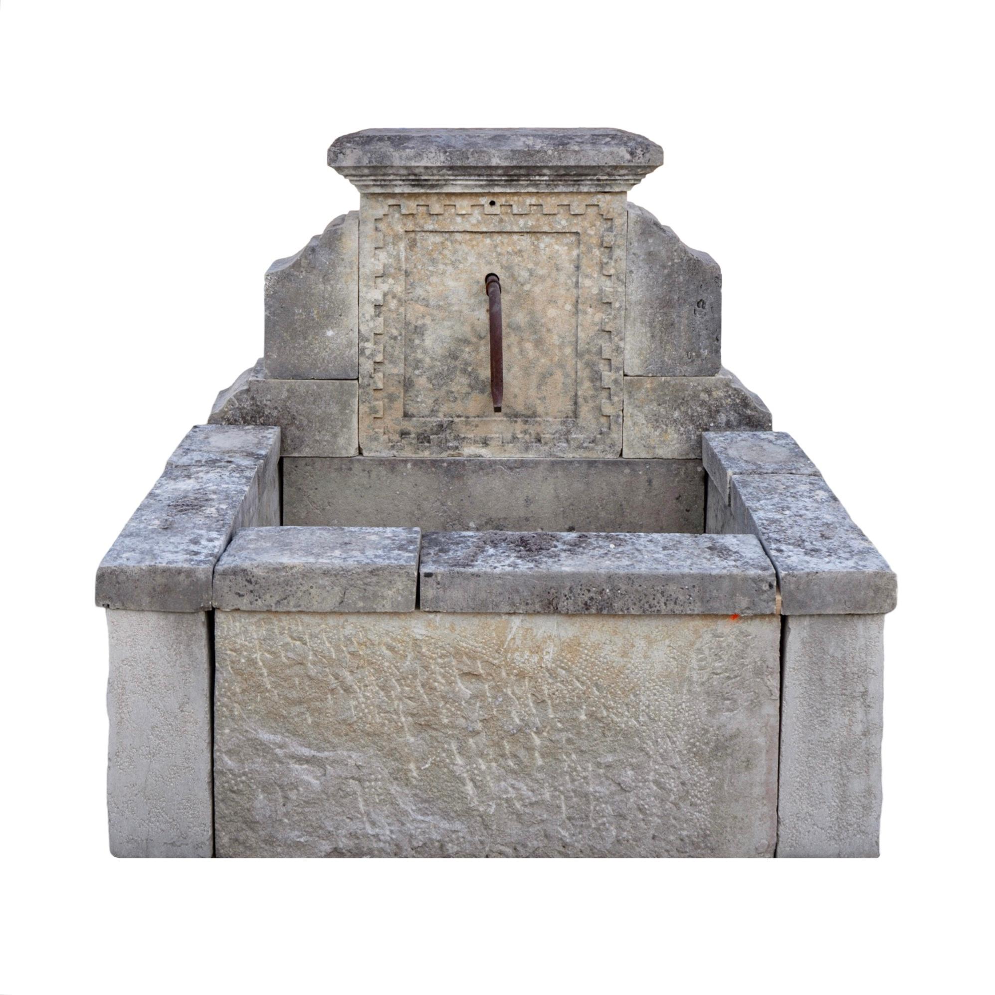Fuente de pared de piedra caliza Antique French en Bueno estado para la venta en Dallas, TX