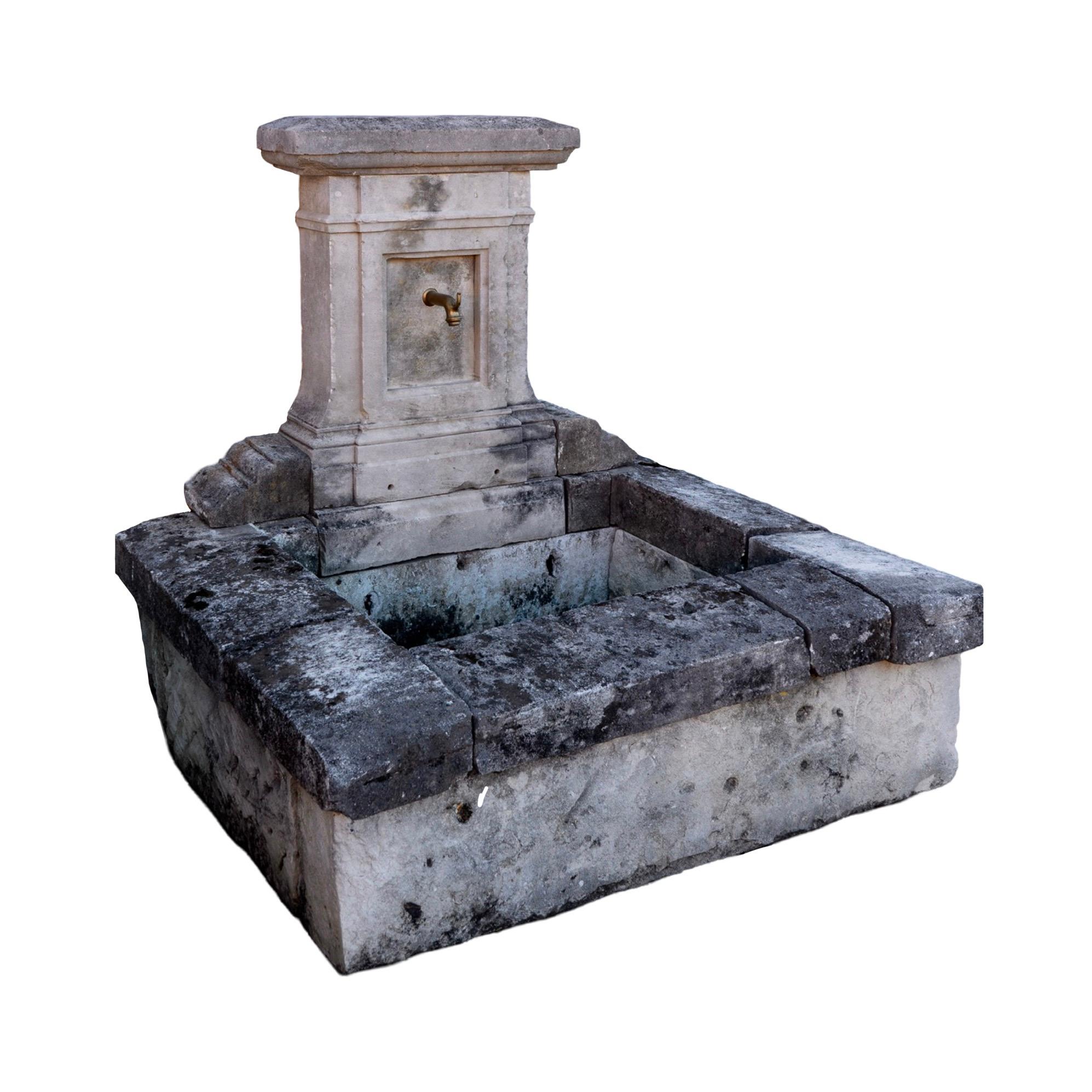 Fuente de pared de piedra caliza Antique French siglo XVIII y antes en venta