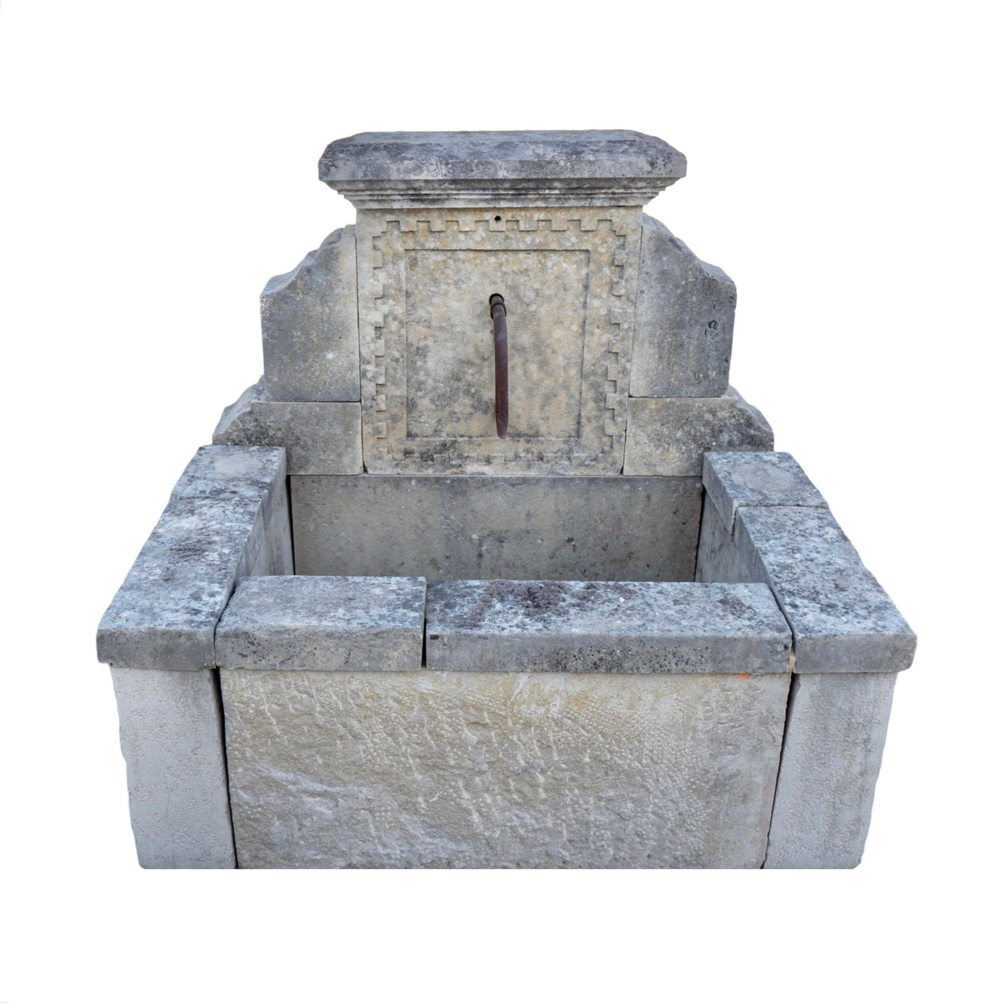 Fuente de pared de piedra caliza Antique French siglo XIX en venta