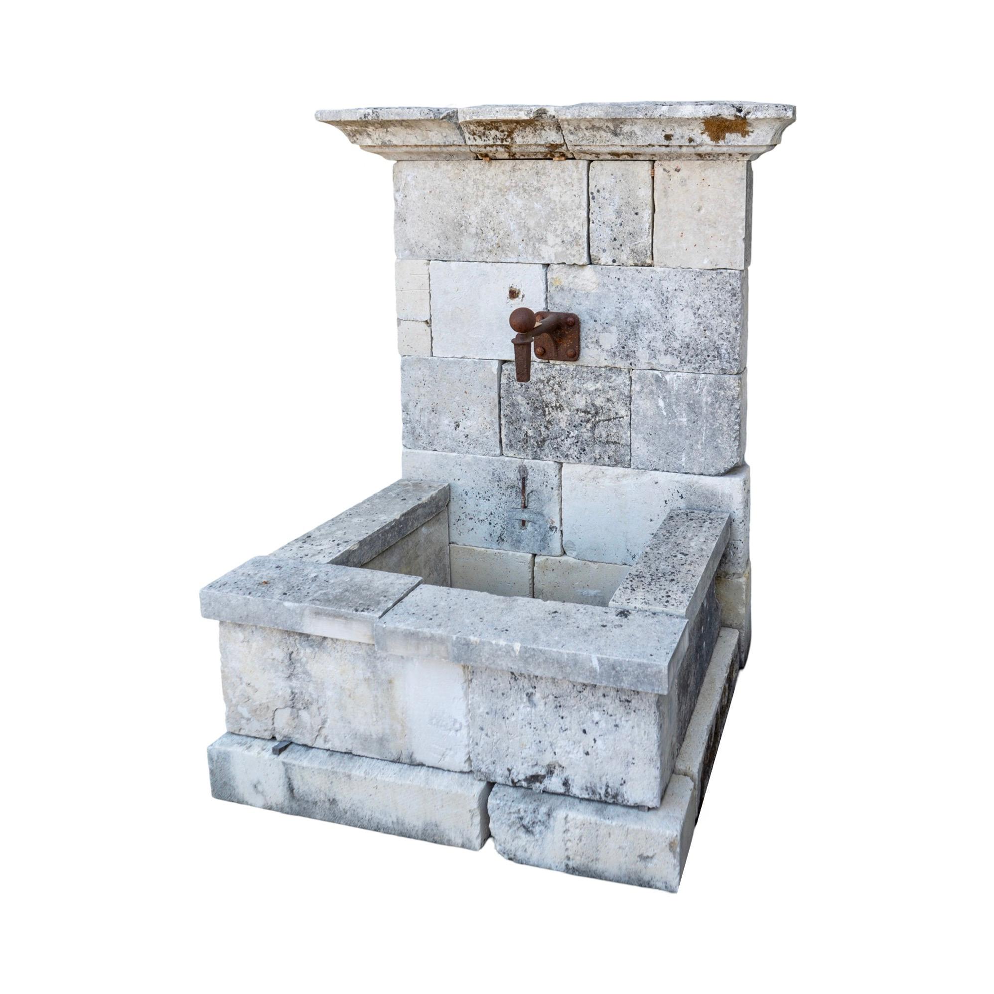 Fuente de pared de piedra caliza Antique French Caliza en venta