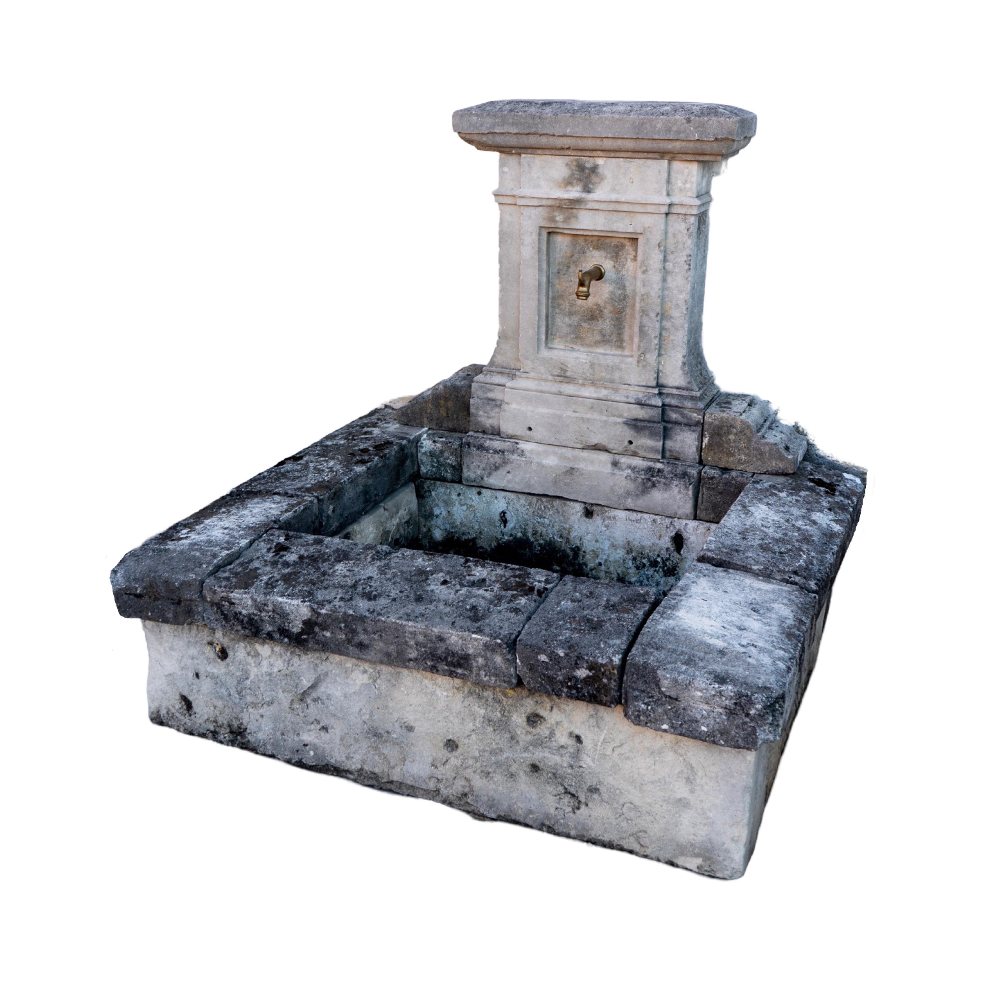 Fuente de pared de piedra caliza Antique French Caliza en venta
