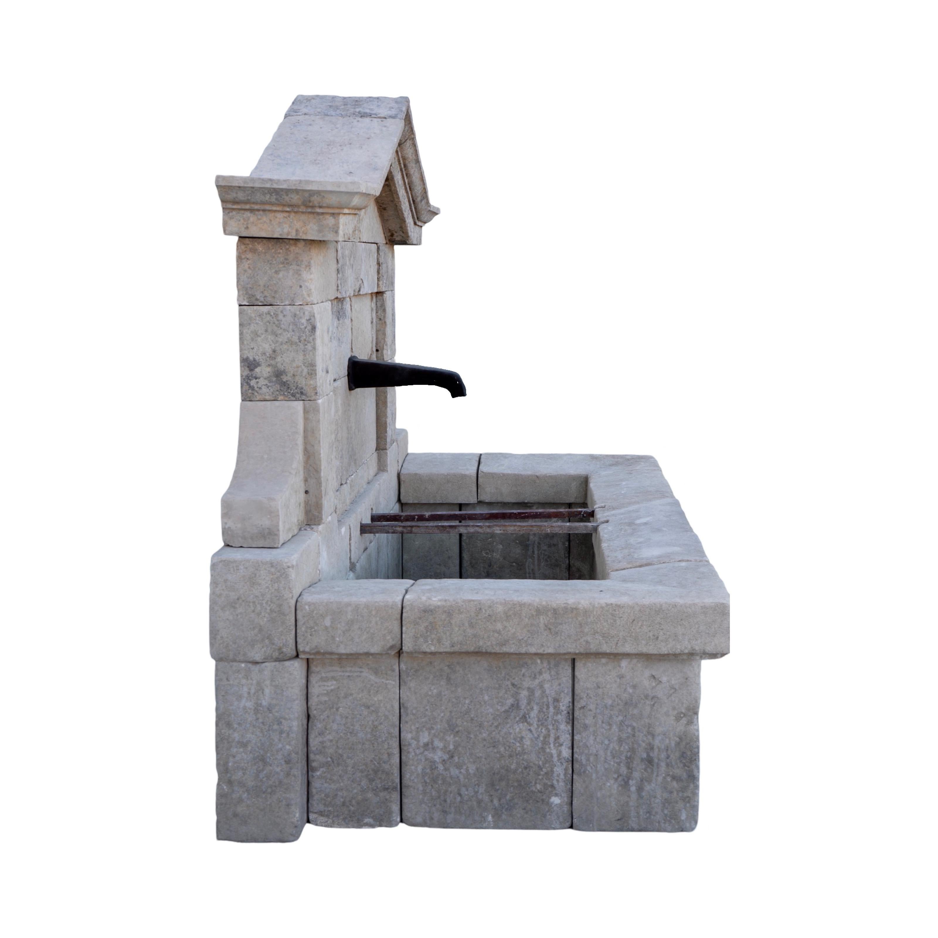 Fuente de pared de piedra caliza Antique French Caliza en venta