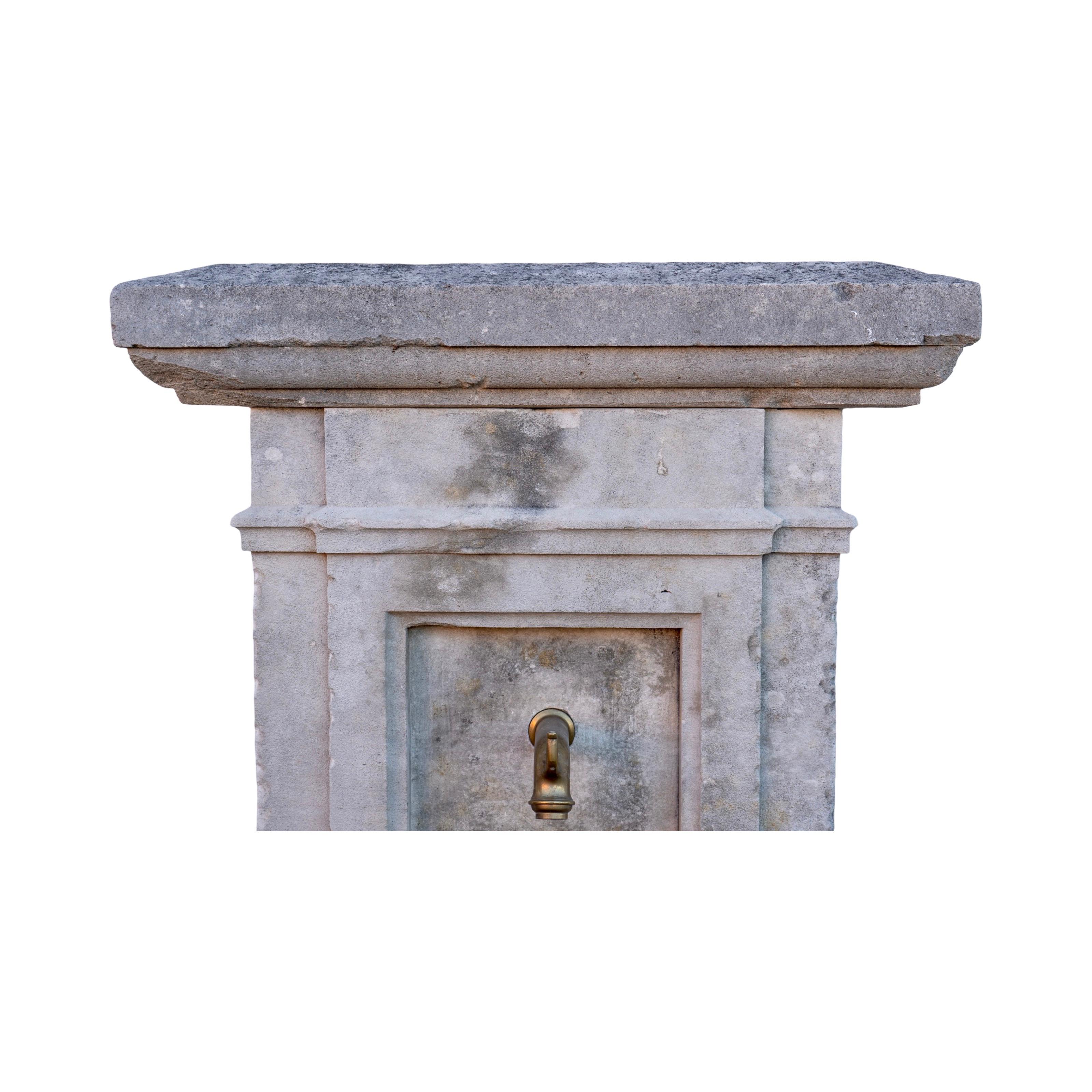 Fuente de pared de piedra caliza Antique French en venta 1